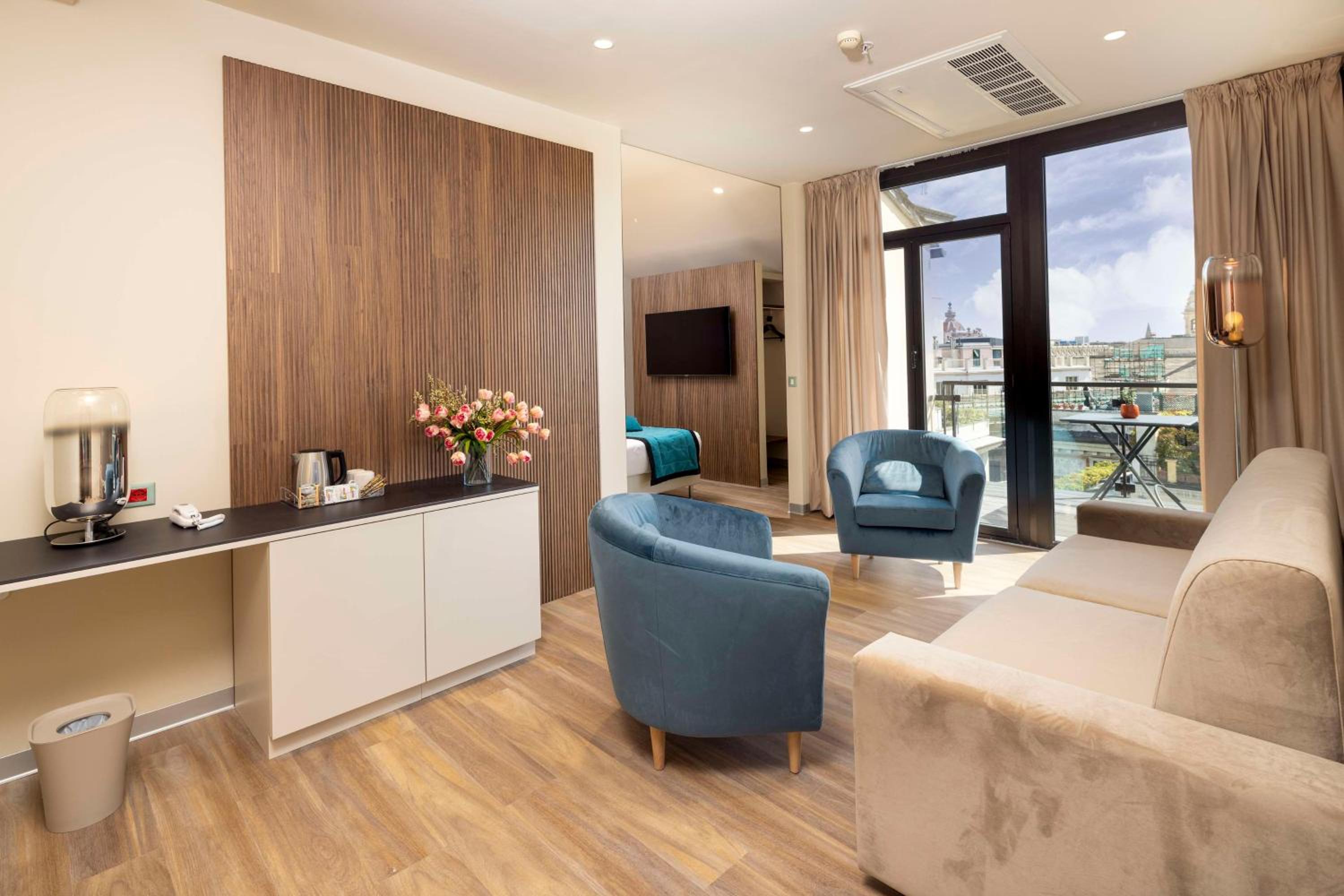 King Junior Suite with City View - Photo 10
