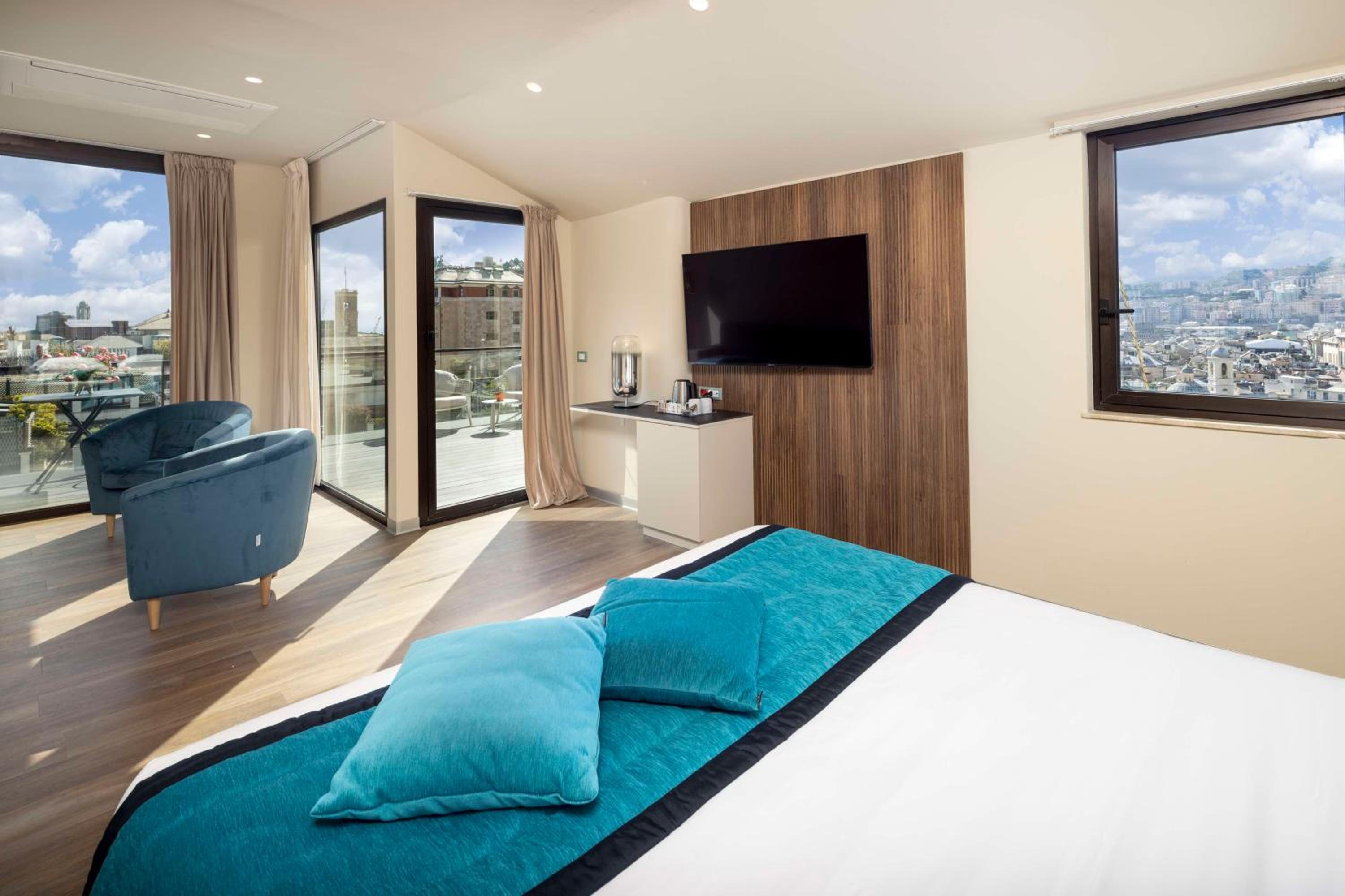 King Junior Suite with City View - Photo 1