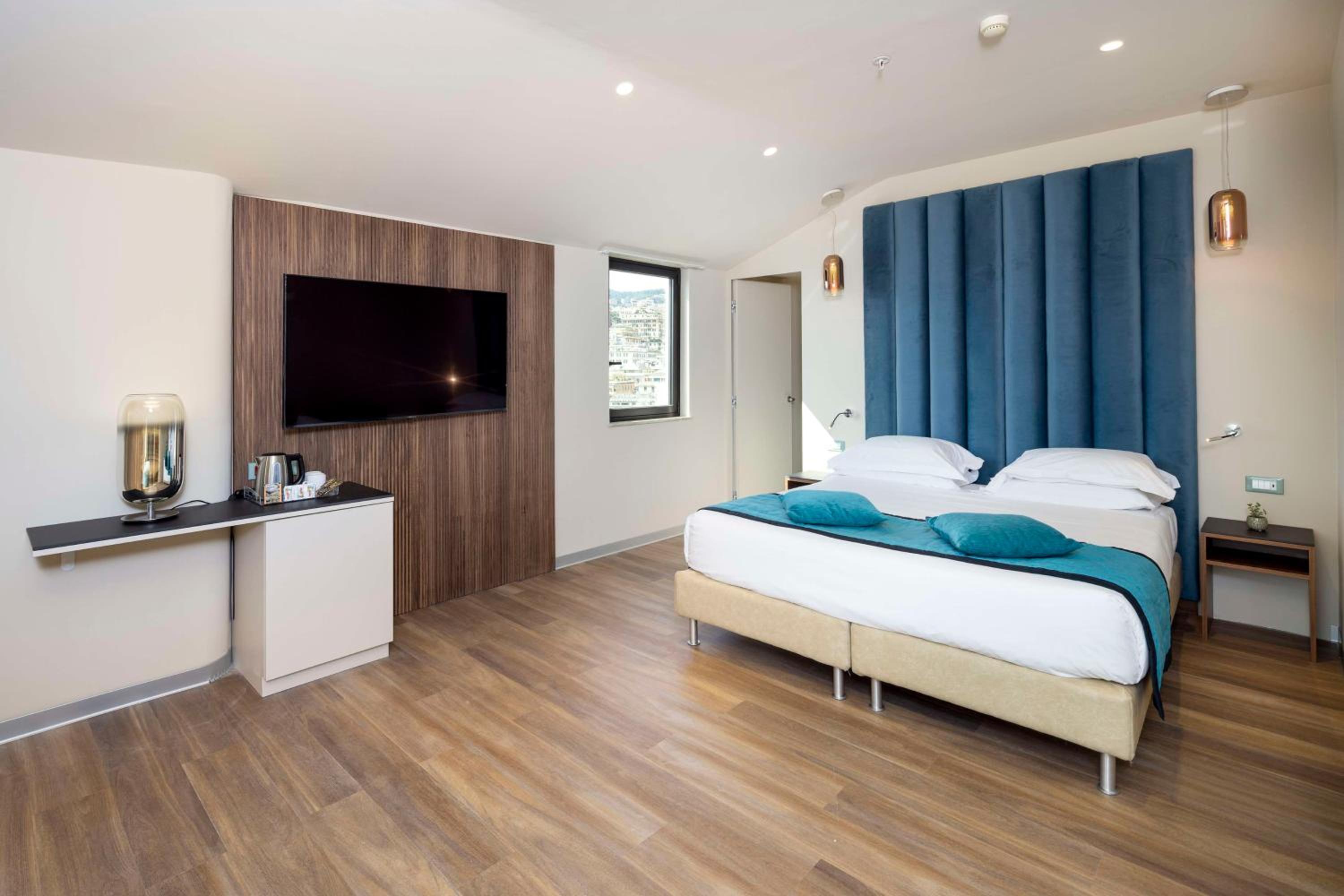 King Junior Suite with City View - Photo 5