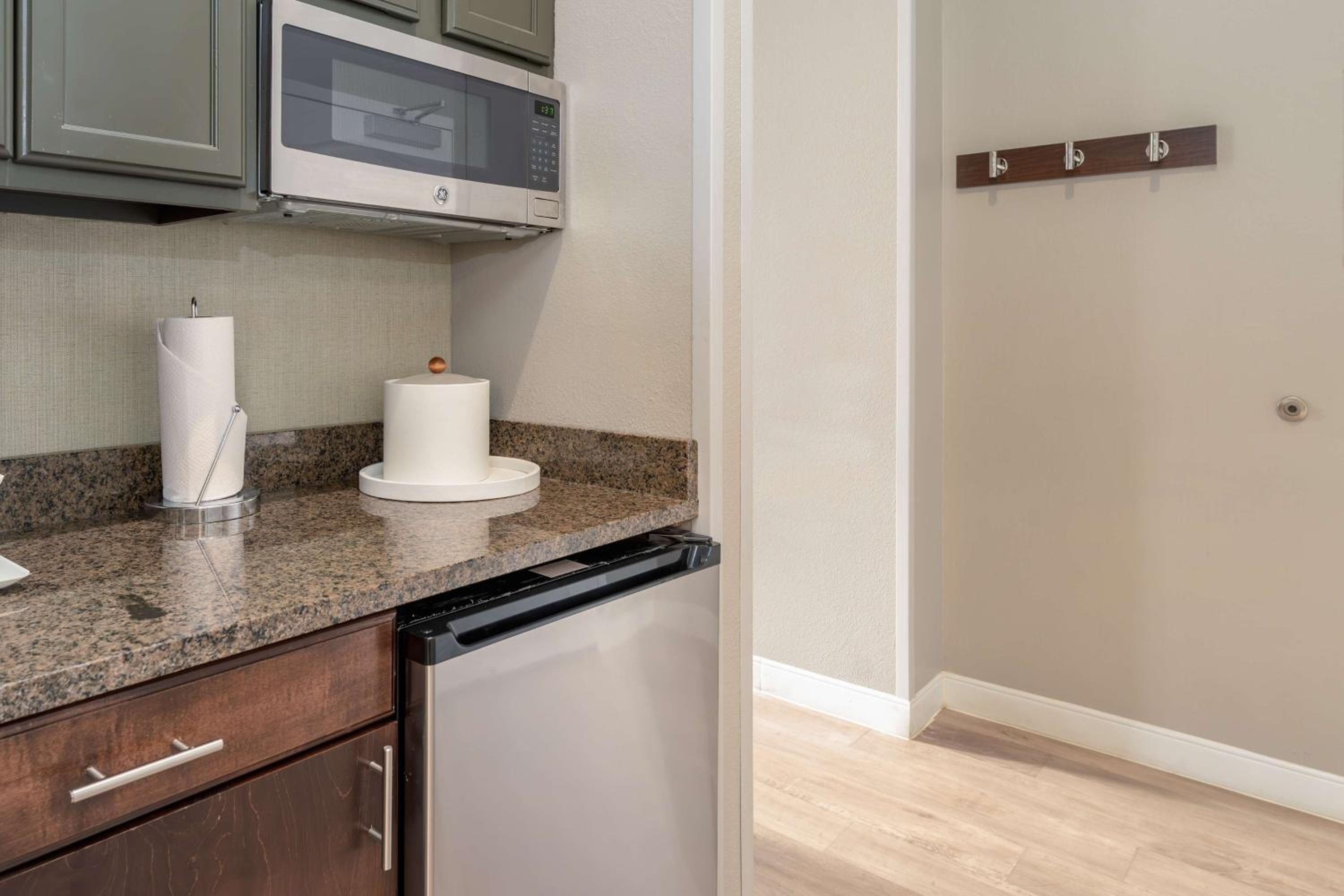 Deluxe Junior King Suite with Wetbar - Photo 6