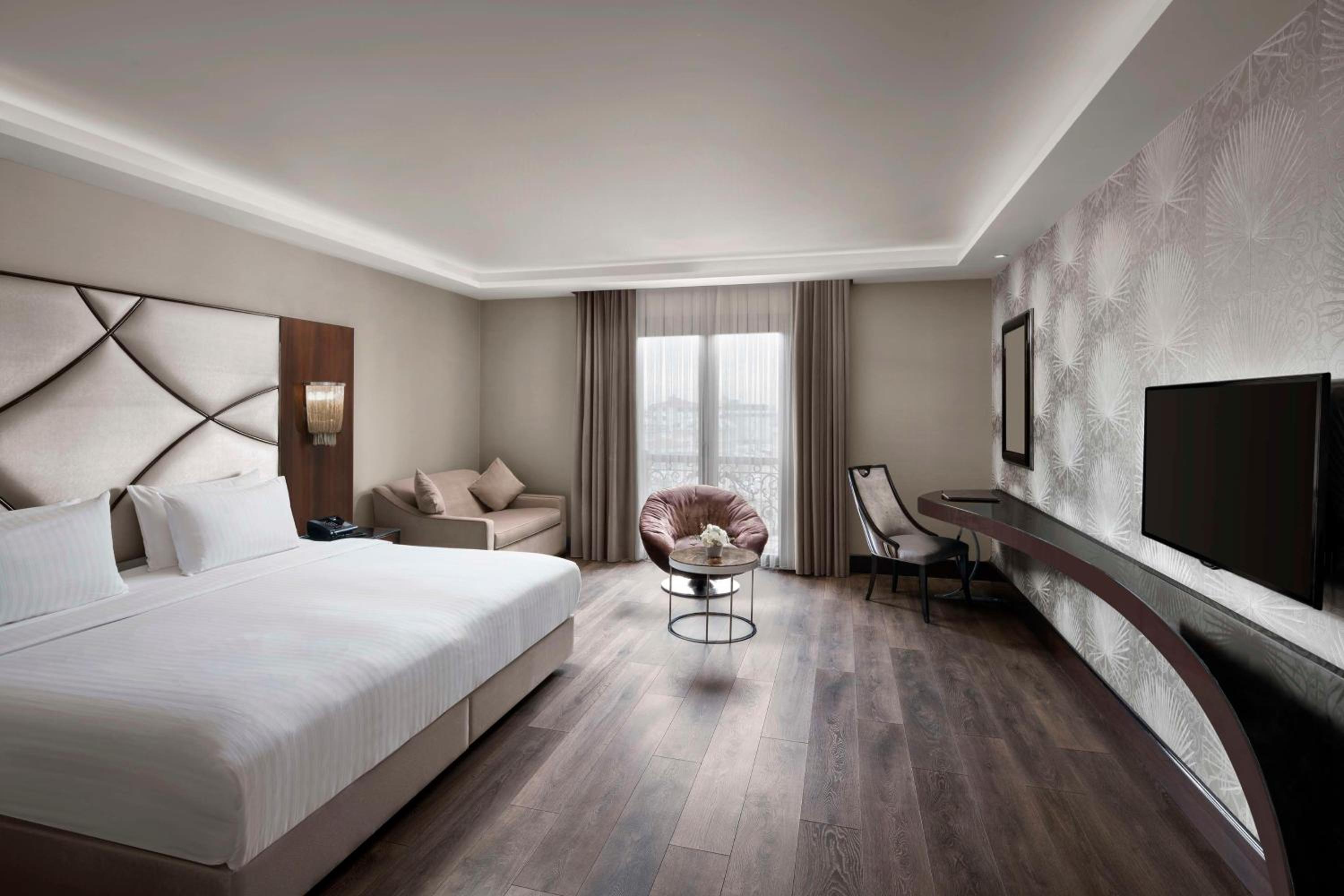 Deluxe King Room with City View