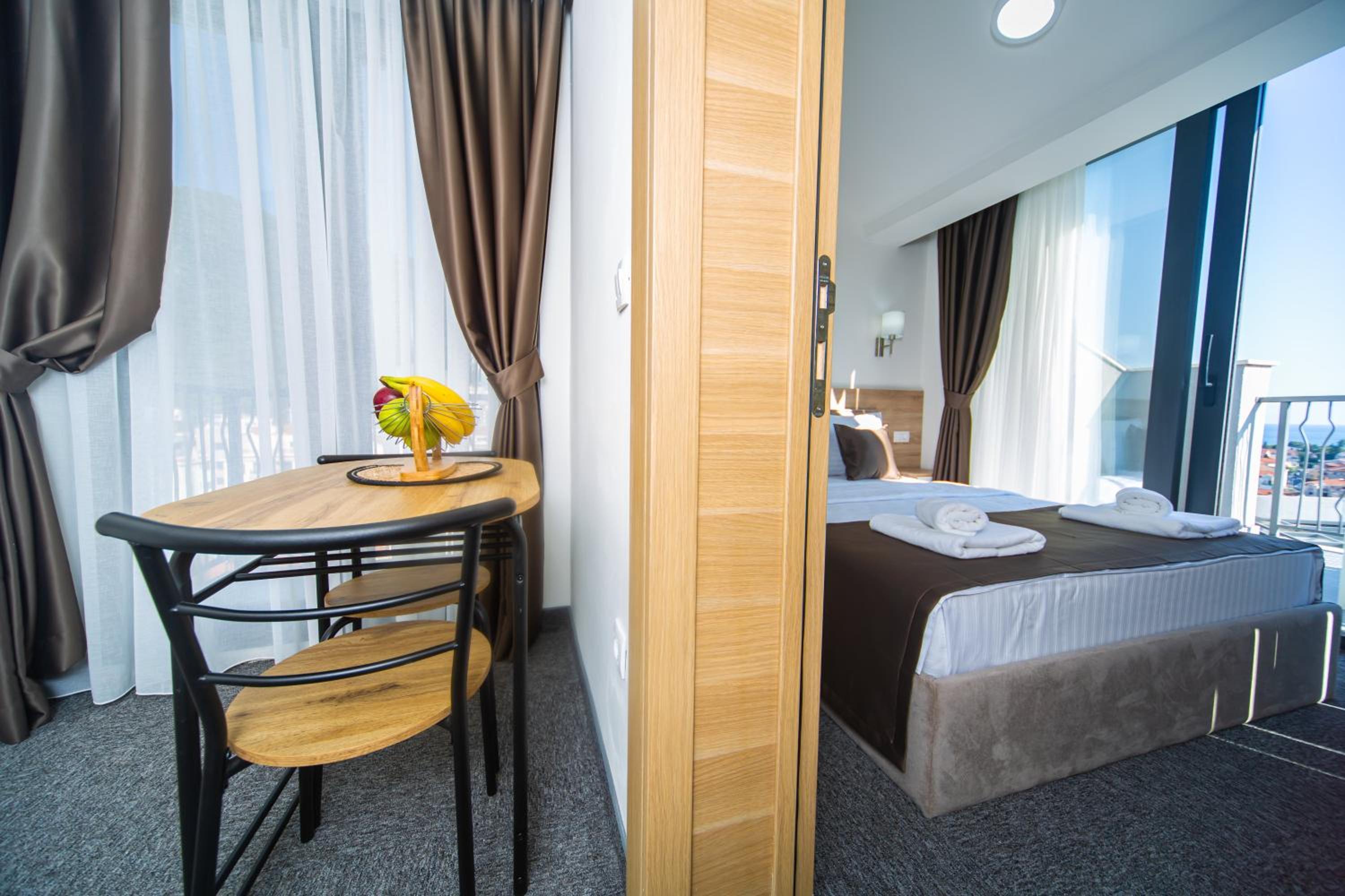 Deluxe Double Room with Balcony and Sea View - Photo 6