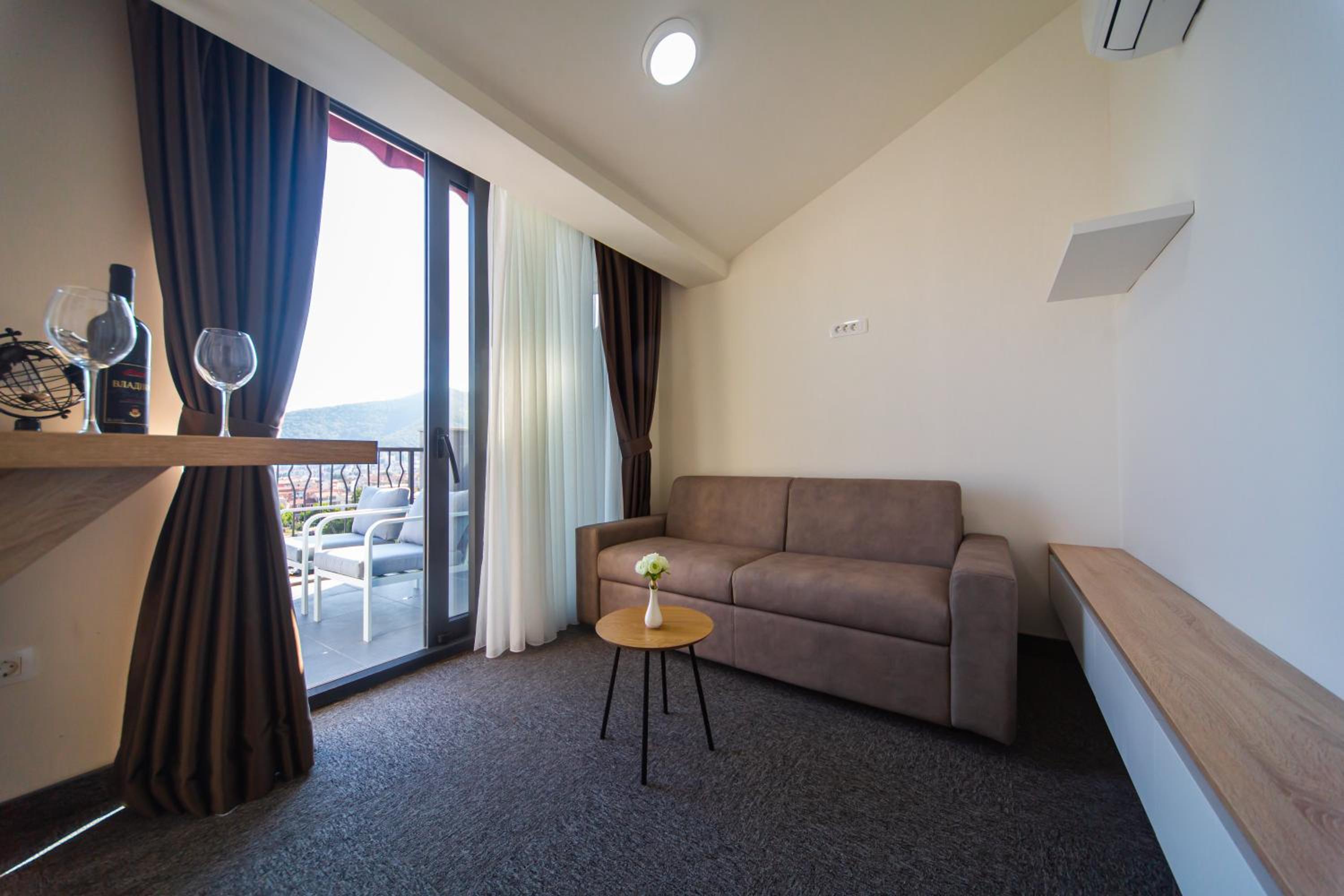 Deluxe Double Room with Balcony and Sea View - Photo 8