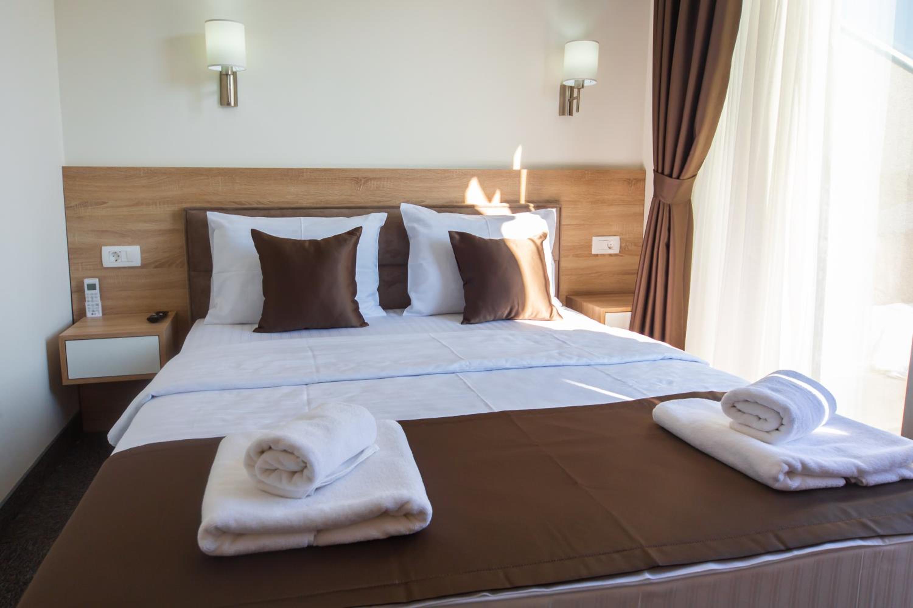 Deluxe Double Room with Balcony and Sea View - Photo 10