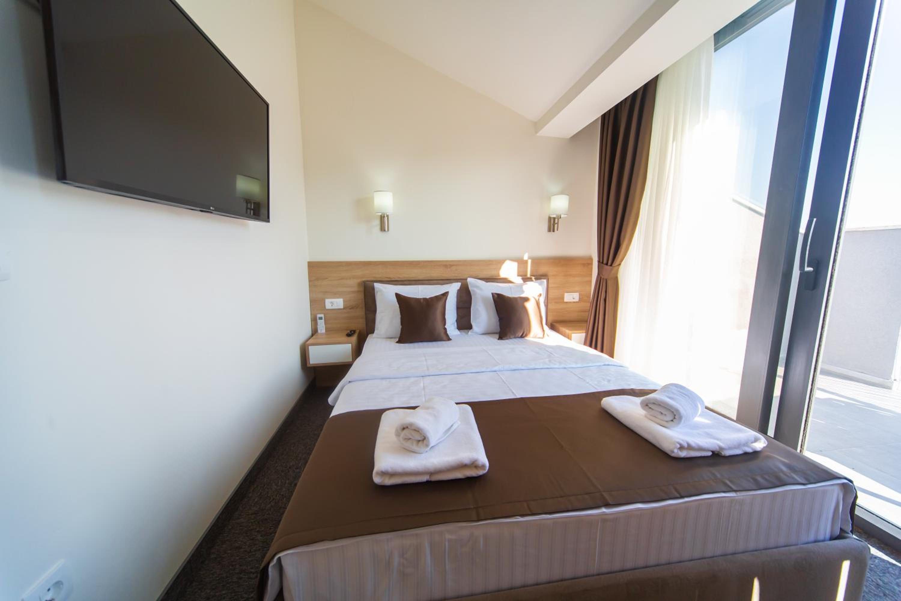 Deluxe Double Room with Balcony and Sea View - Photo 11