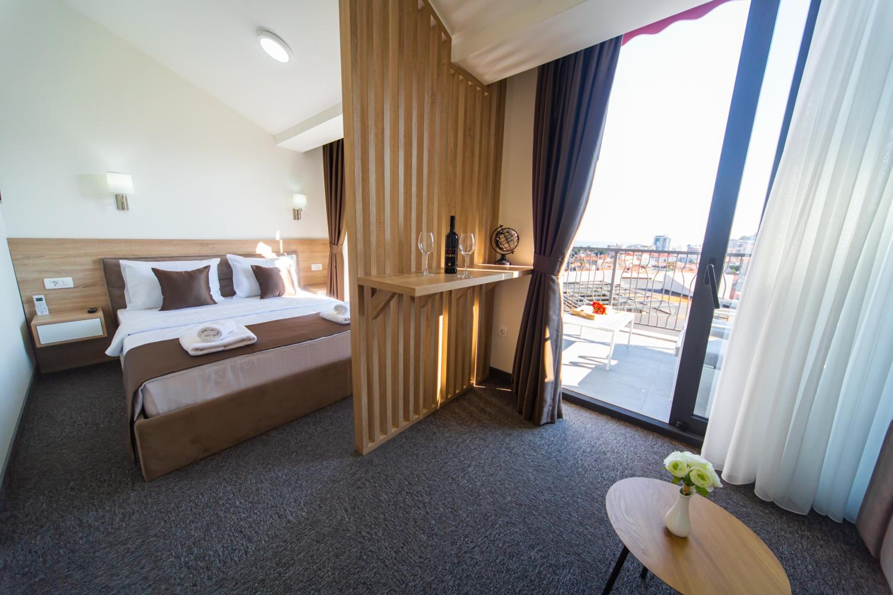 Deluxe Double Room with Balcony and Sea View - Photo 2