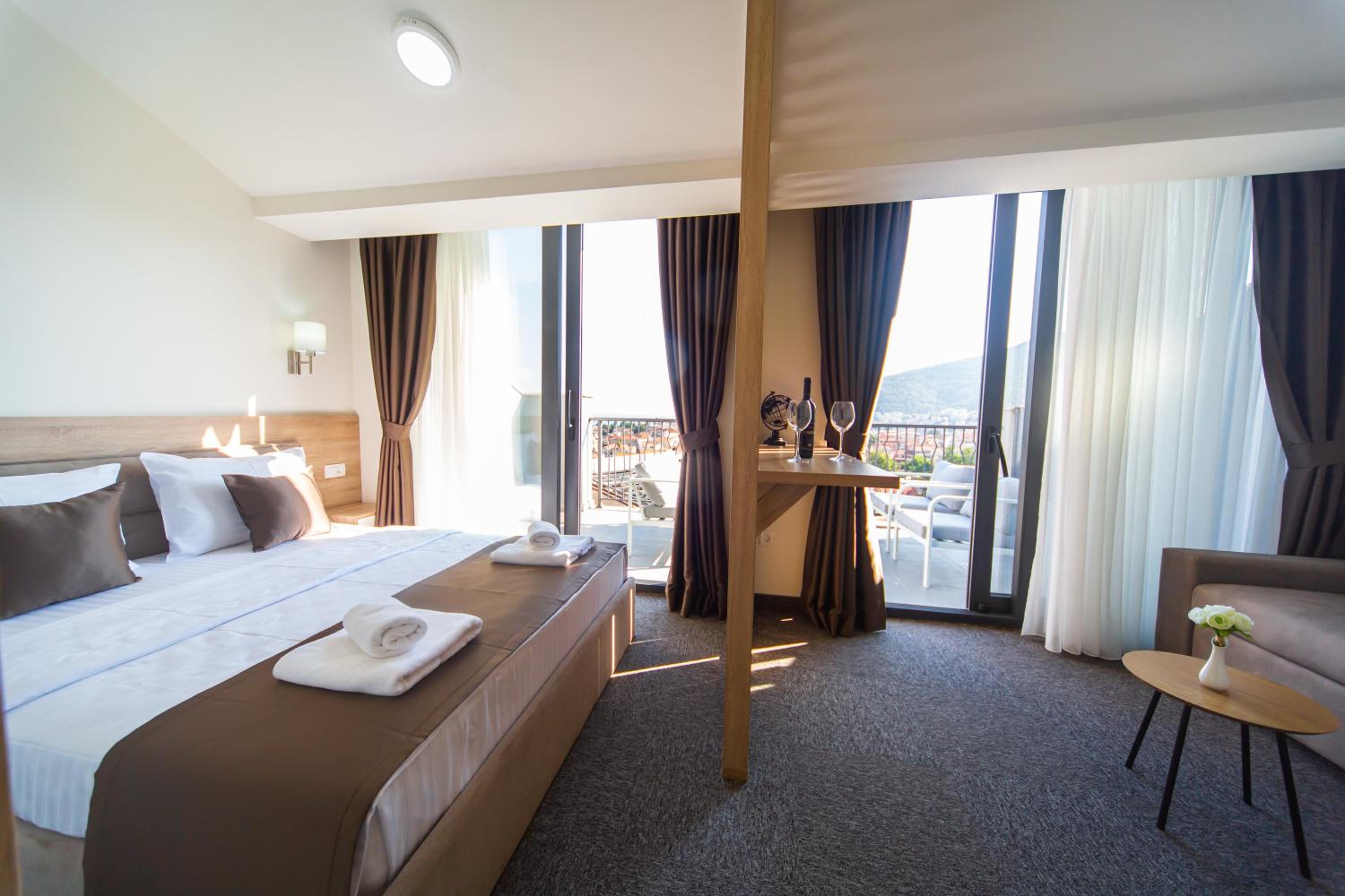 Deluxe Double Room with Balcony and Sea View - Photo 12