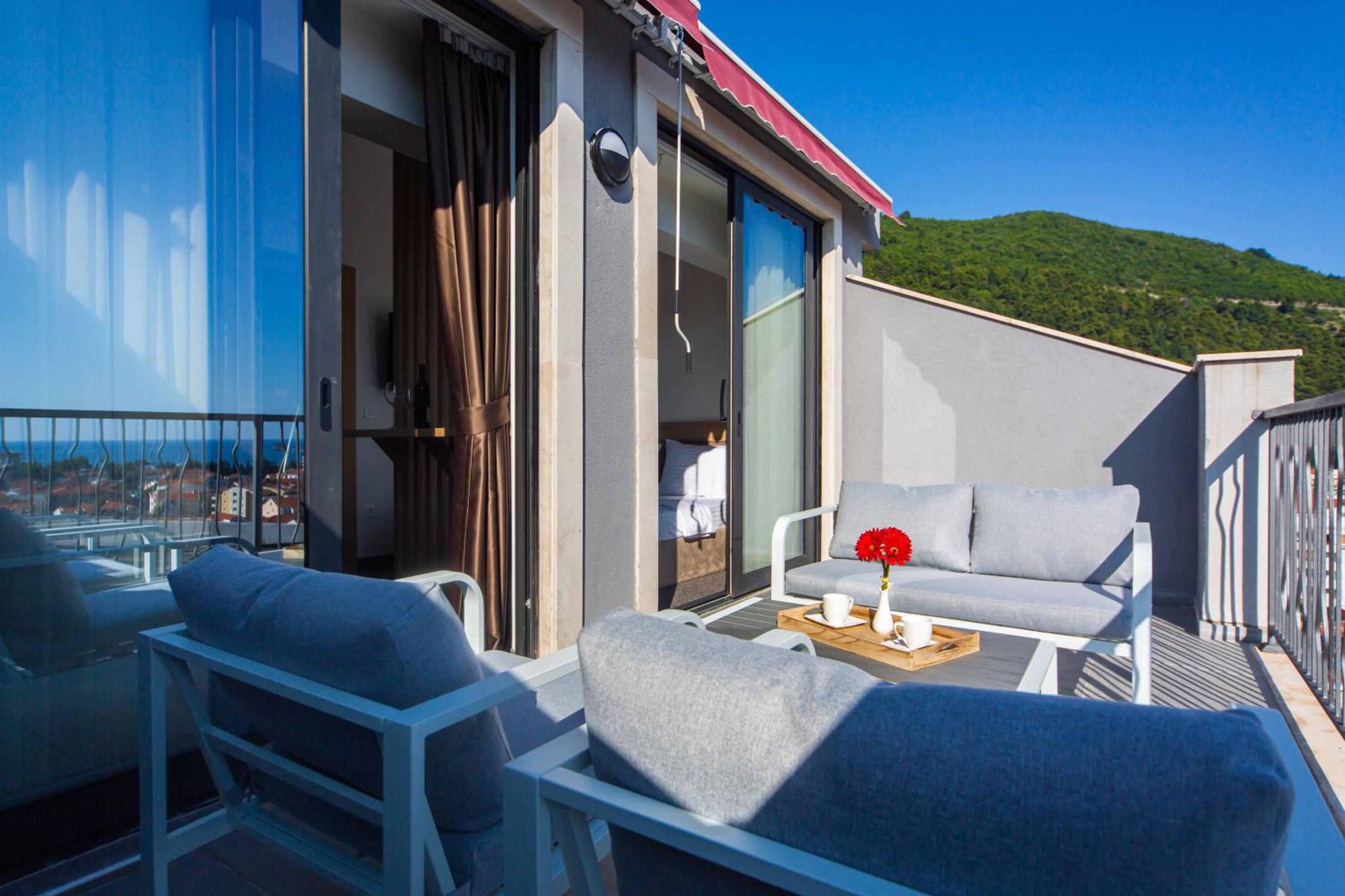 Deluxe Double Room with Balcony and Sea View - Photo 1