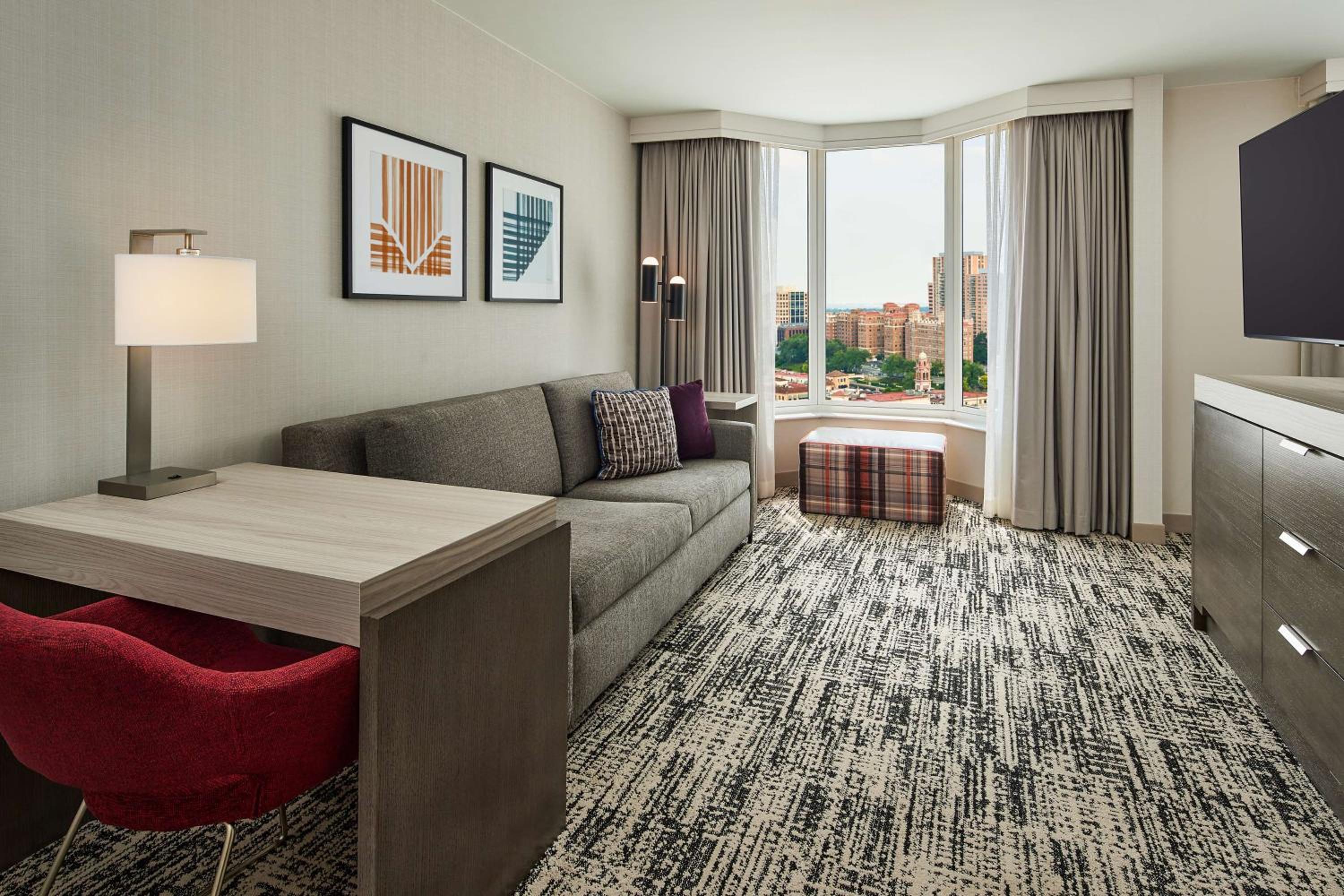 King Studio Suite with Plaza View - Photo 3
