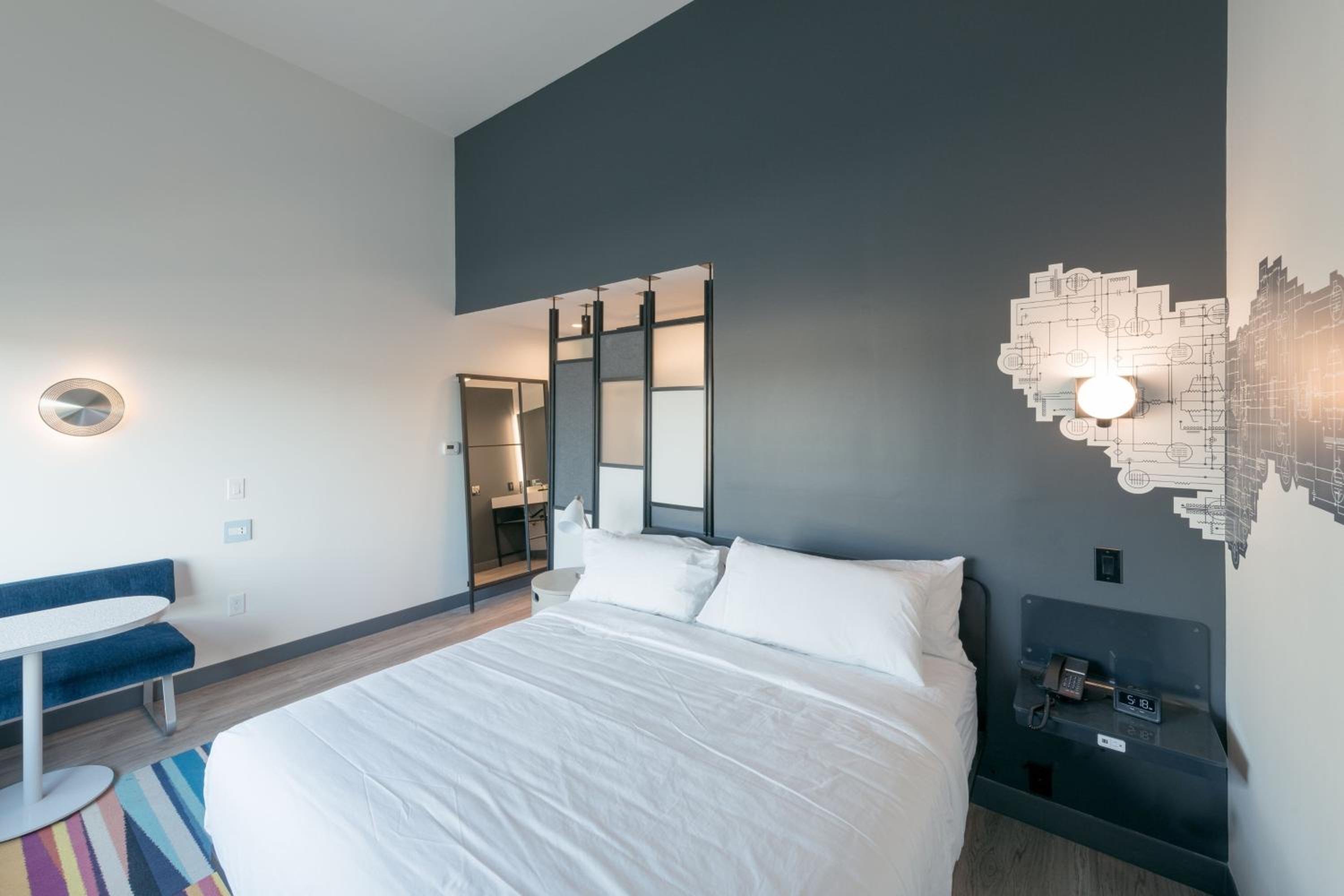 Deluxe Corner King Room