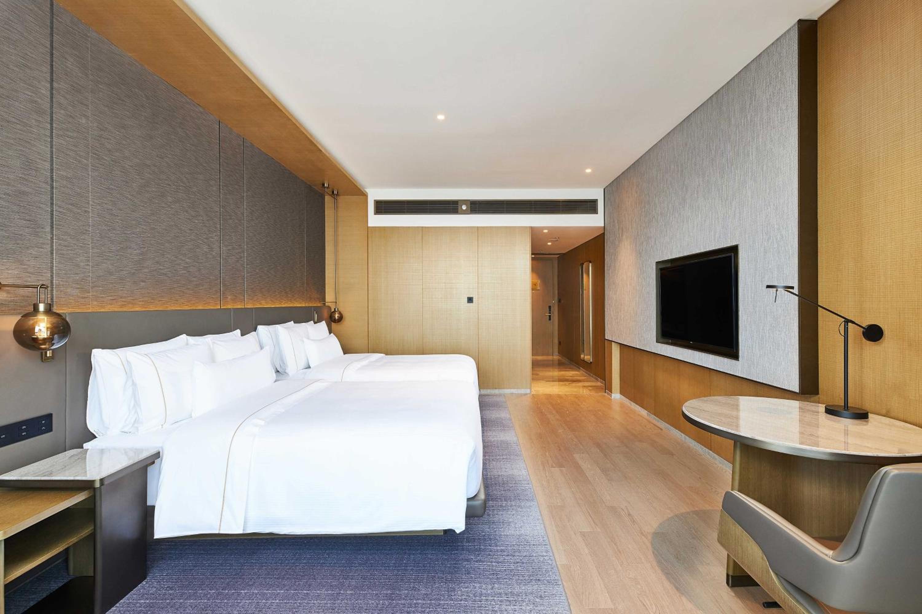 Guest room, 2 Doubles, City view - Photo 5