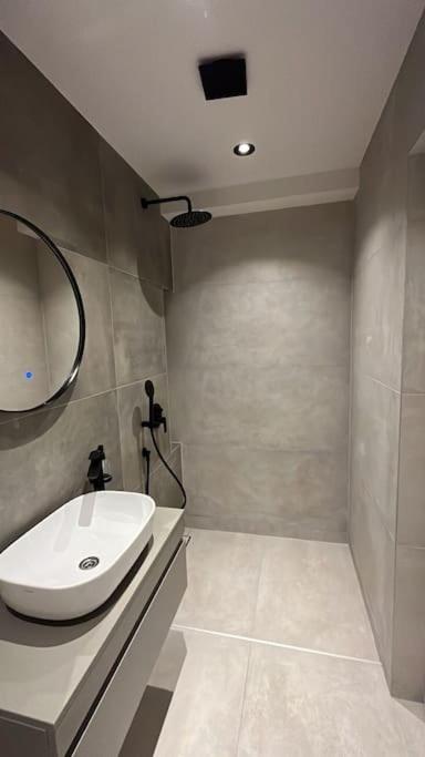One-Bedroom Apartment photo 3