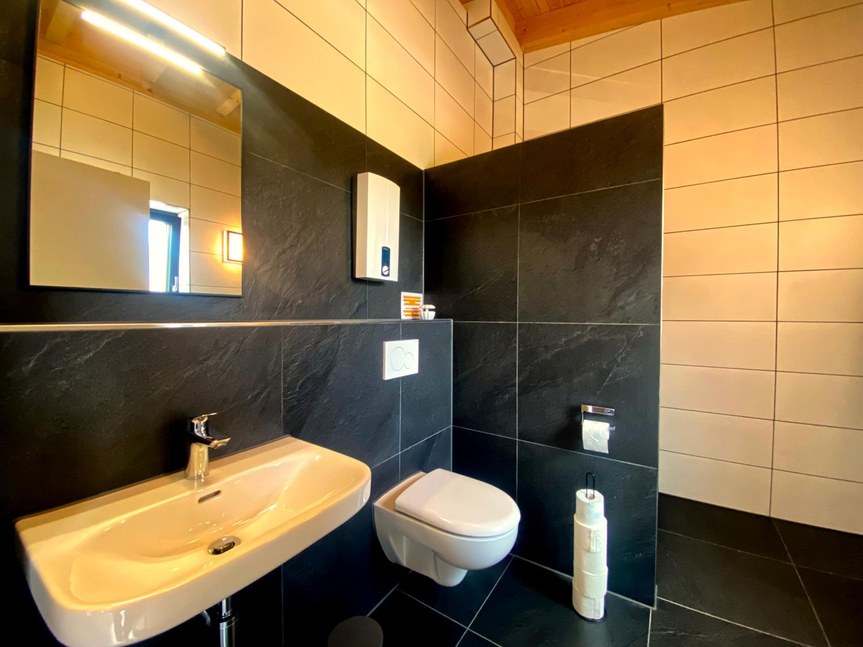 Double Room with Balcony - Photo 6