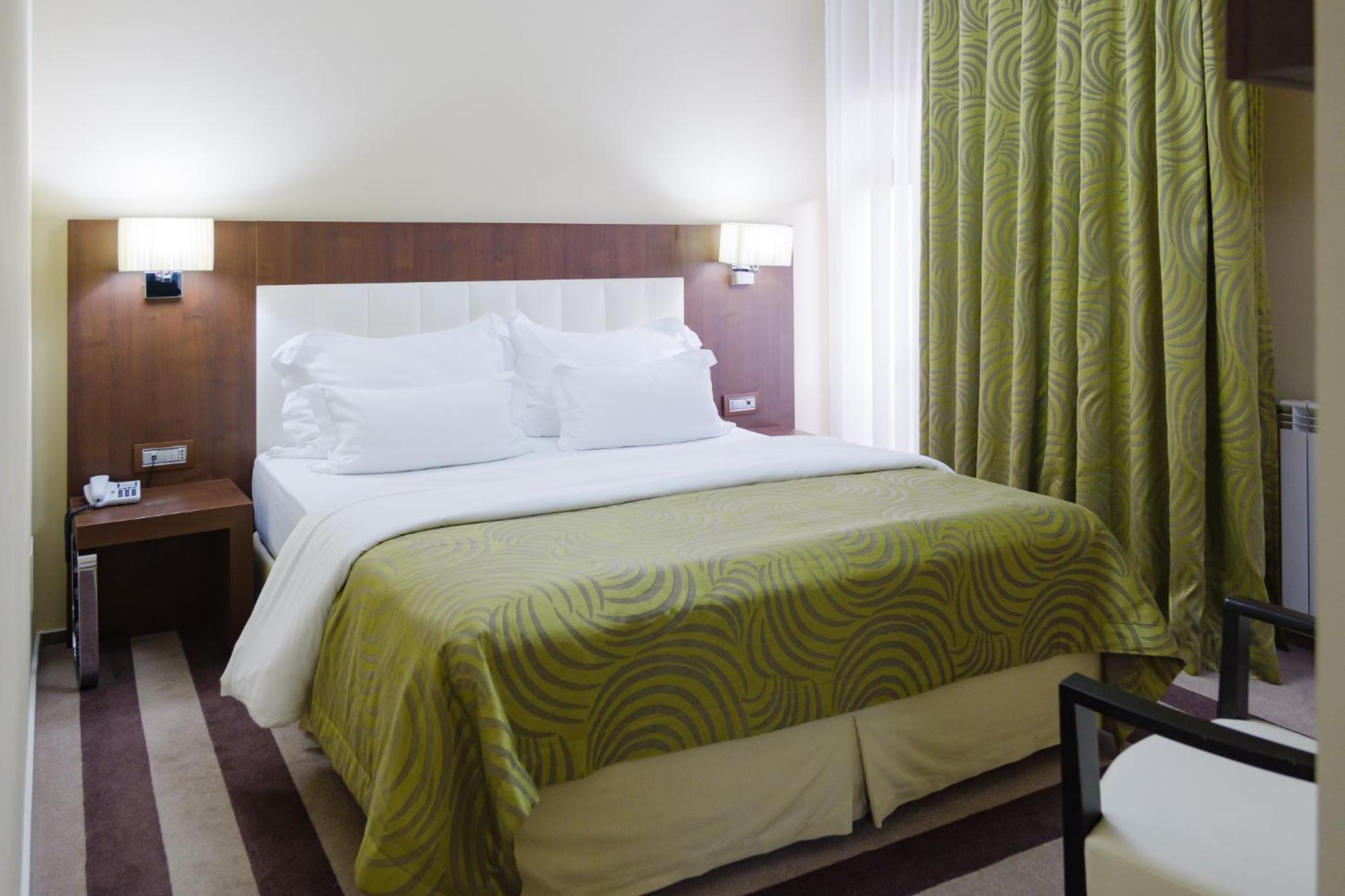 Deluxe Room (2 Adults + 1 Child) - Photo 2