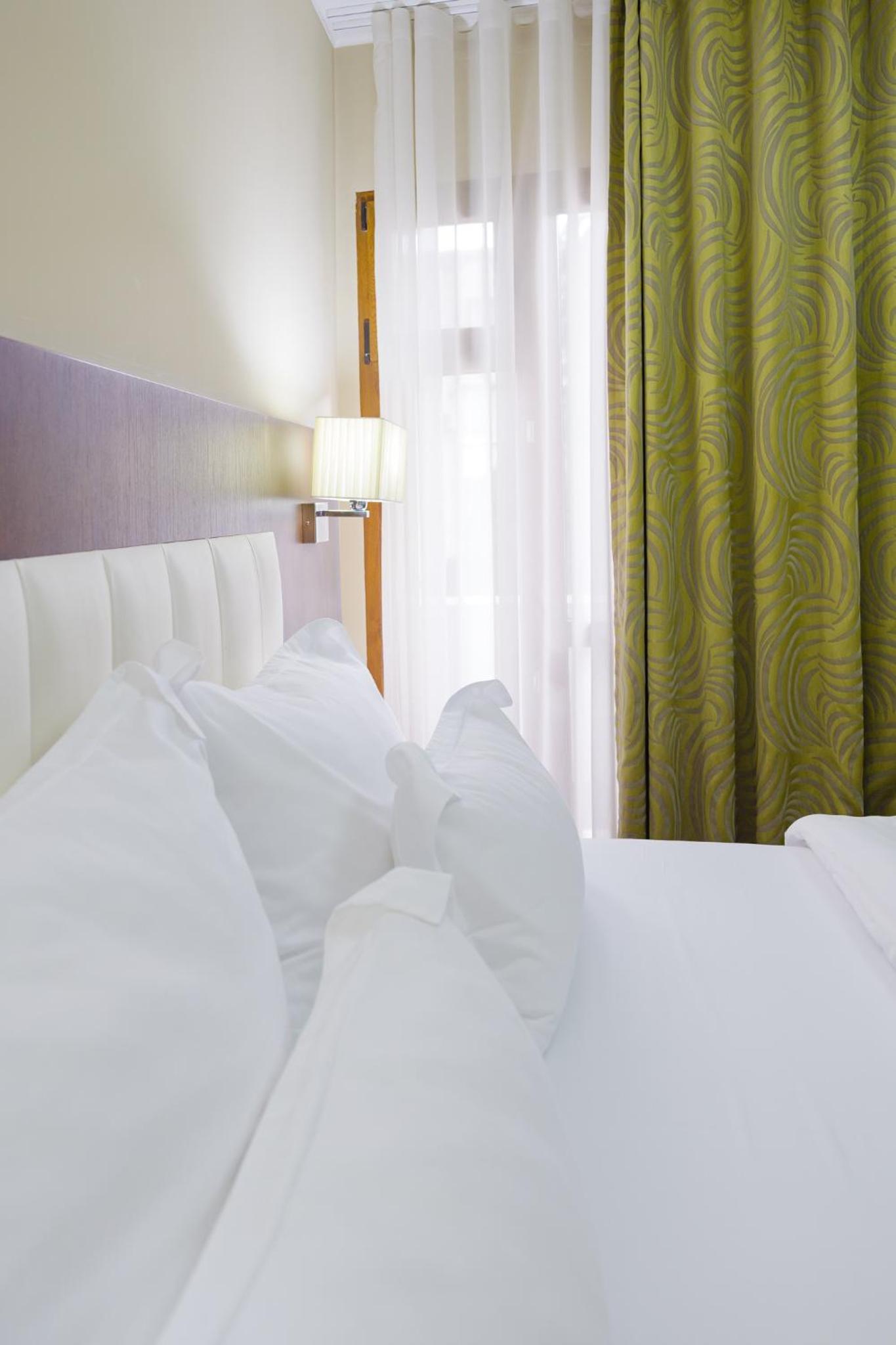 Deluxe Room (2 Adults + 1 Child) - Photo 3