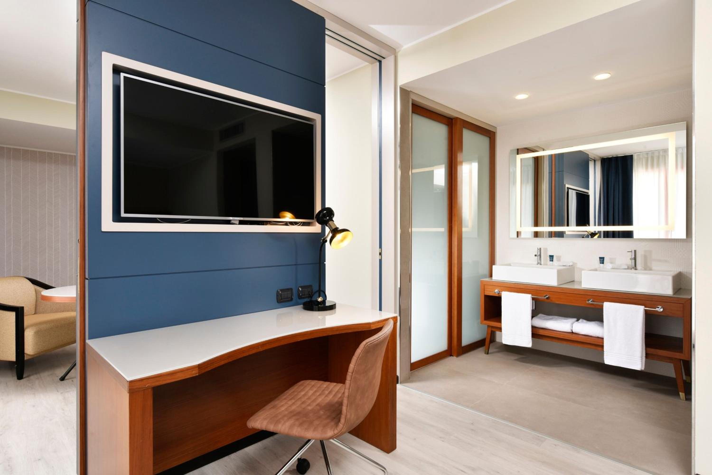 One-Bedroom Queen Suite