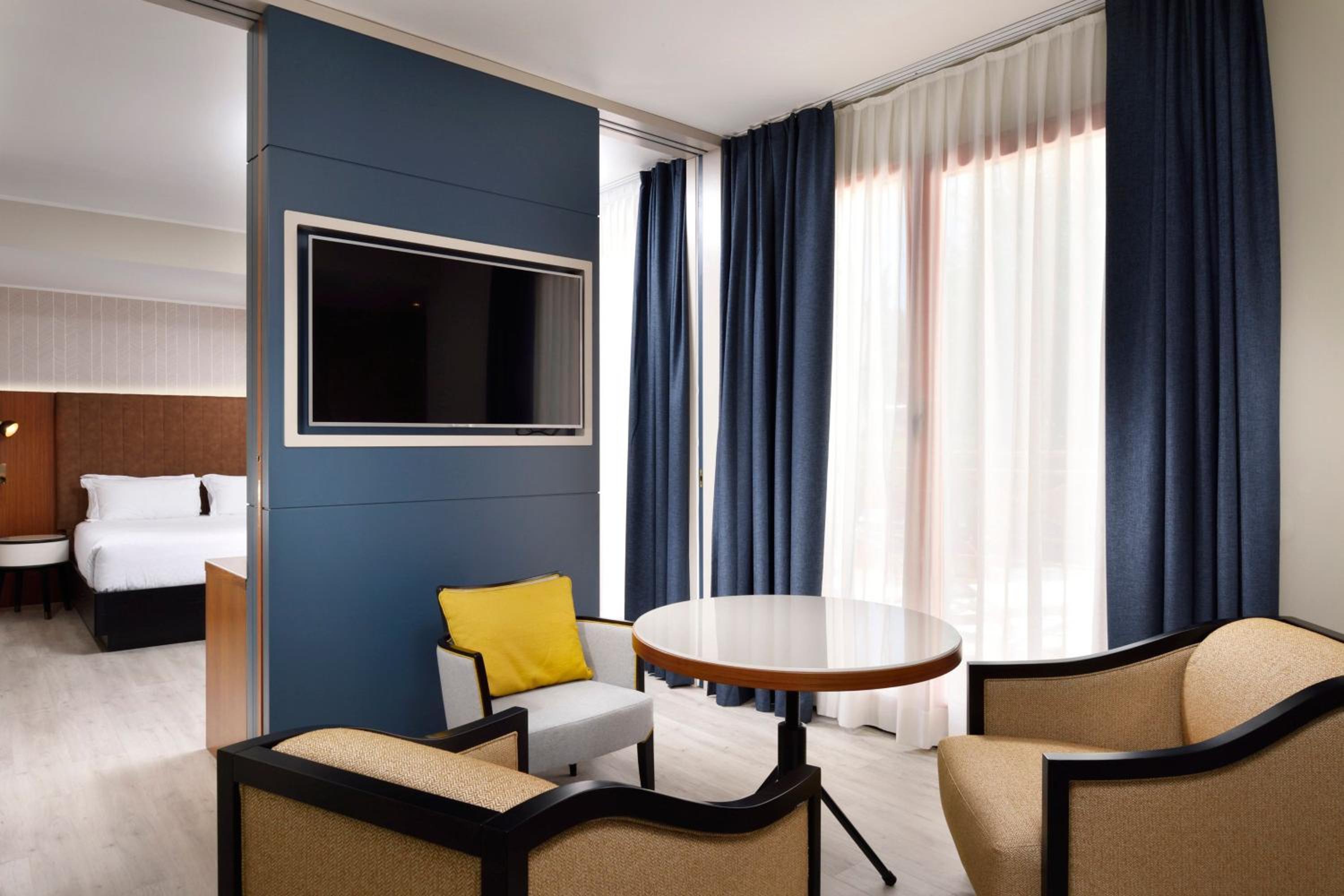 One-Bedroom Queen Suite thumbnail 5