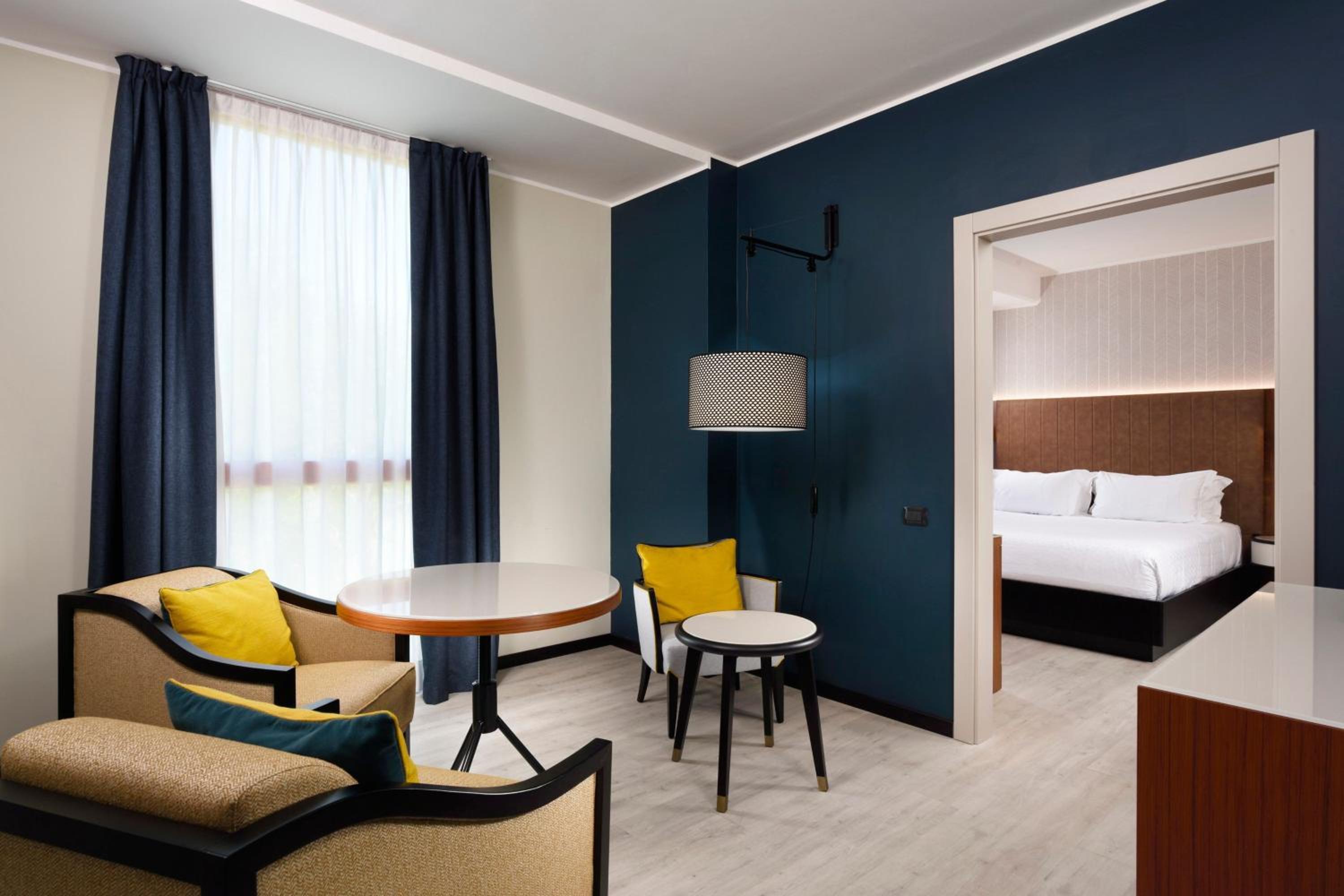 One-Bedroom Queen Suite thumbnail 6