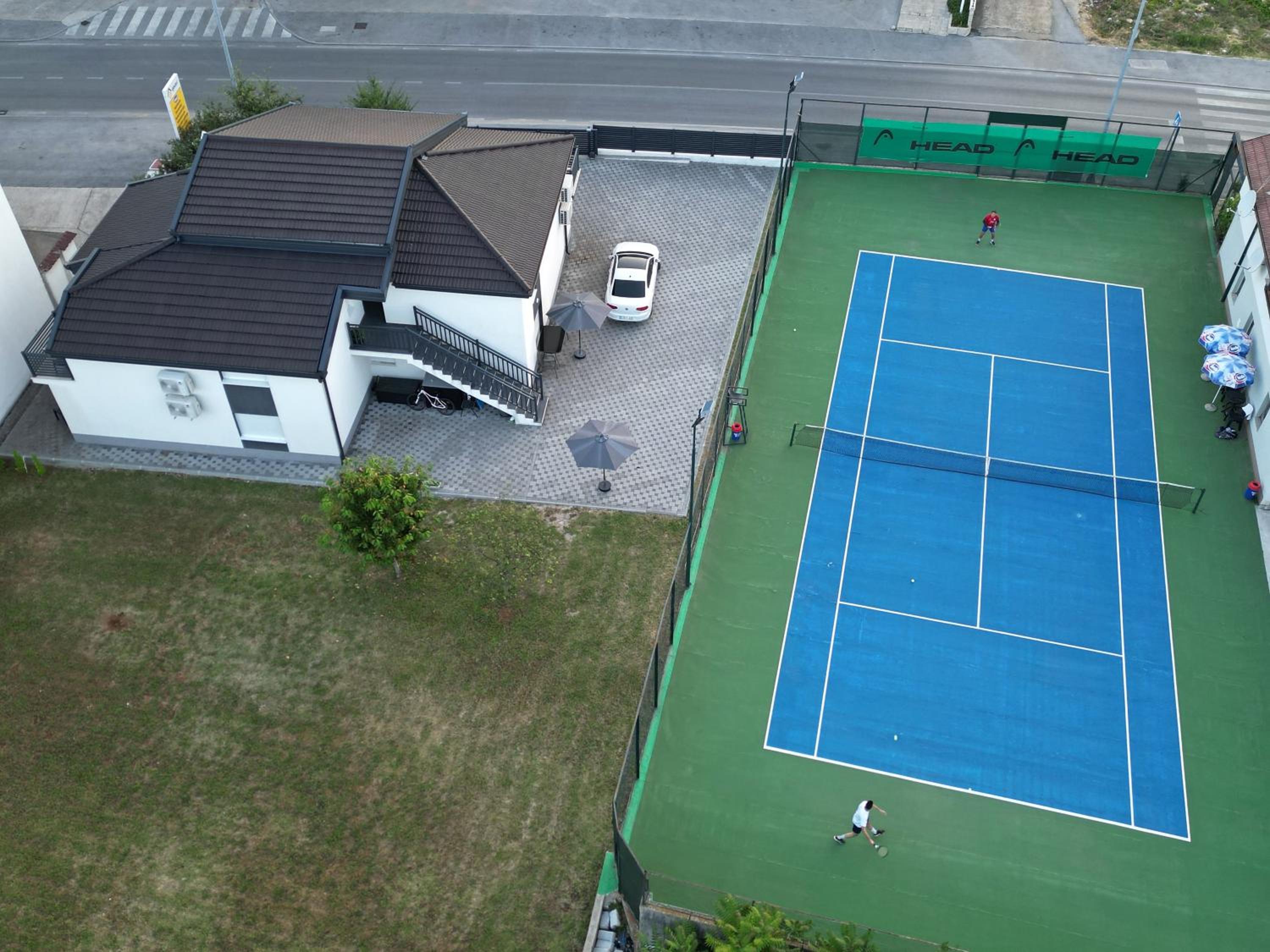 Apartment with Balcony photo 2