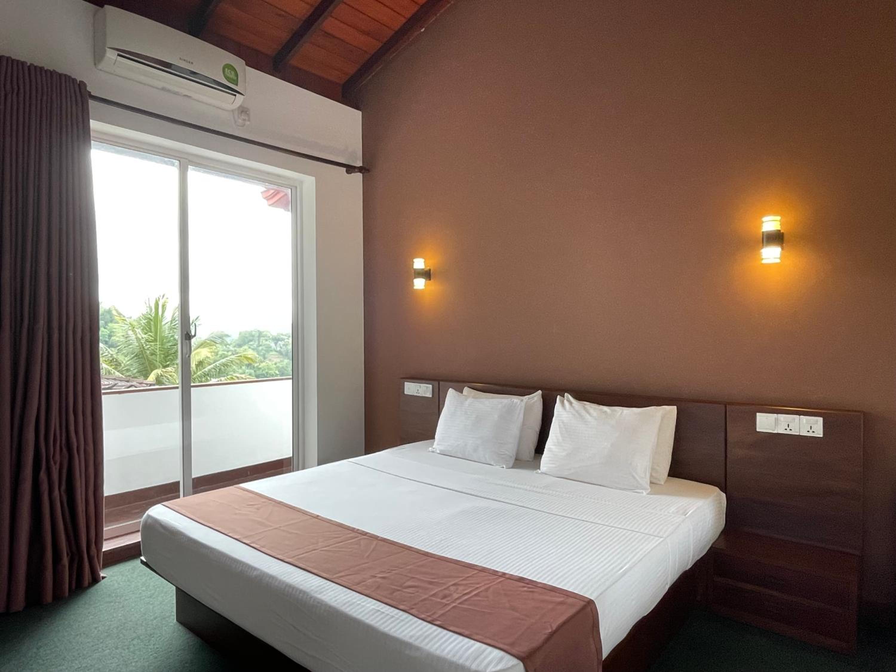 Deluxe Double Room with Balcony photo 1