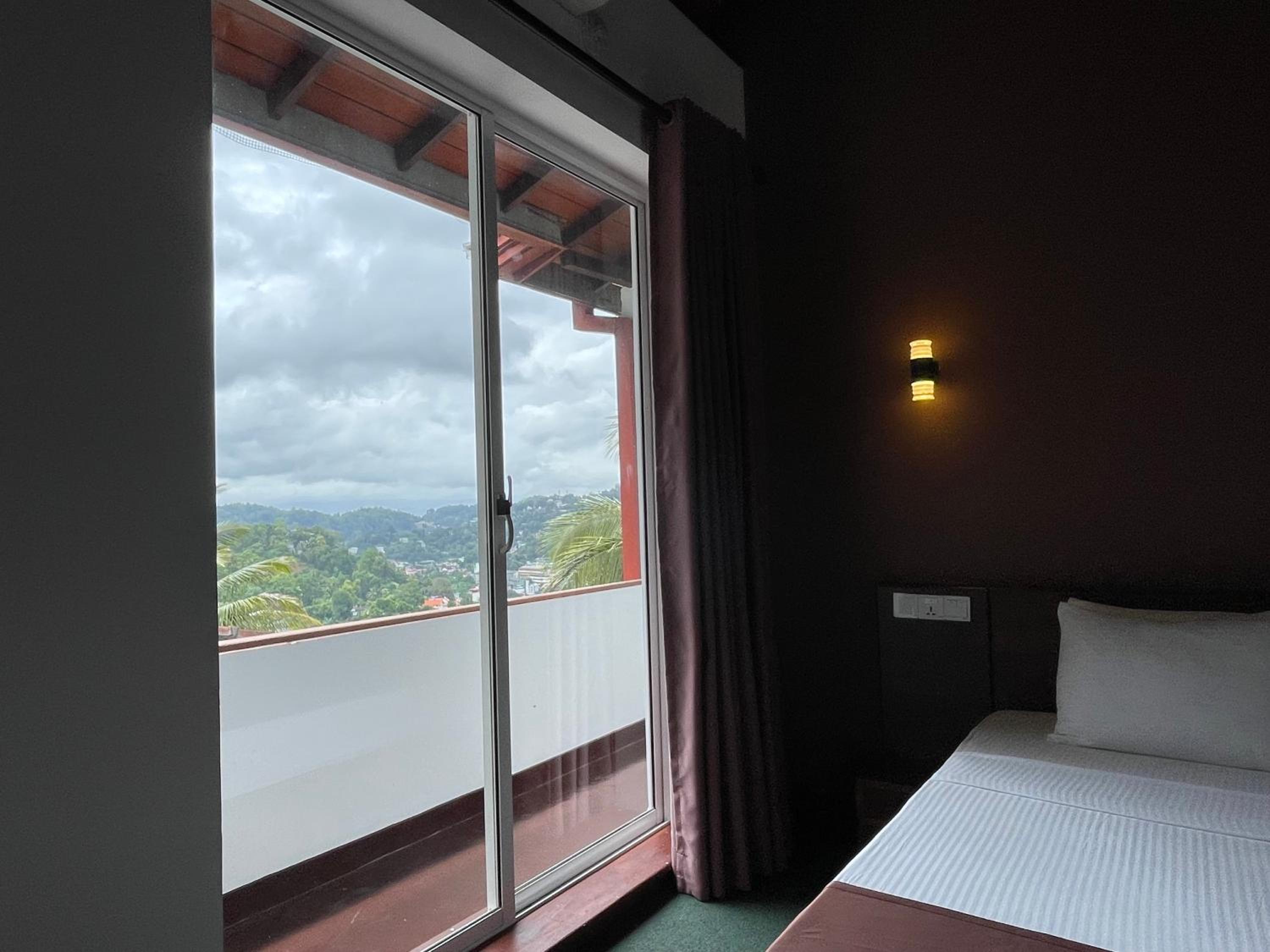Deluxe Double Room with Balcony photo 3