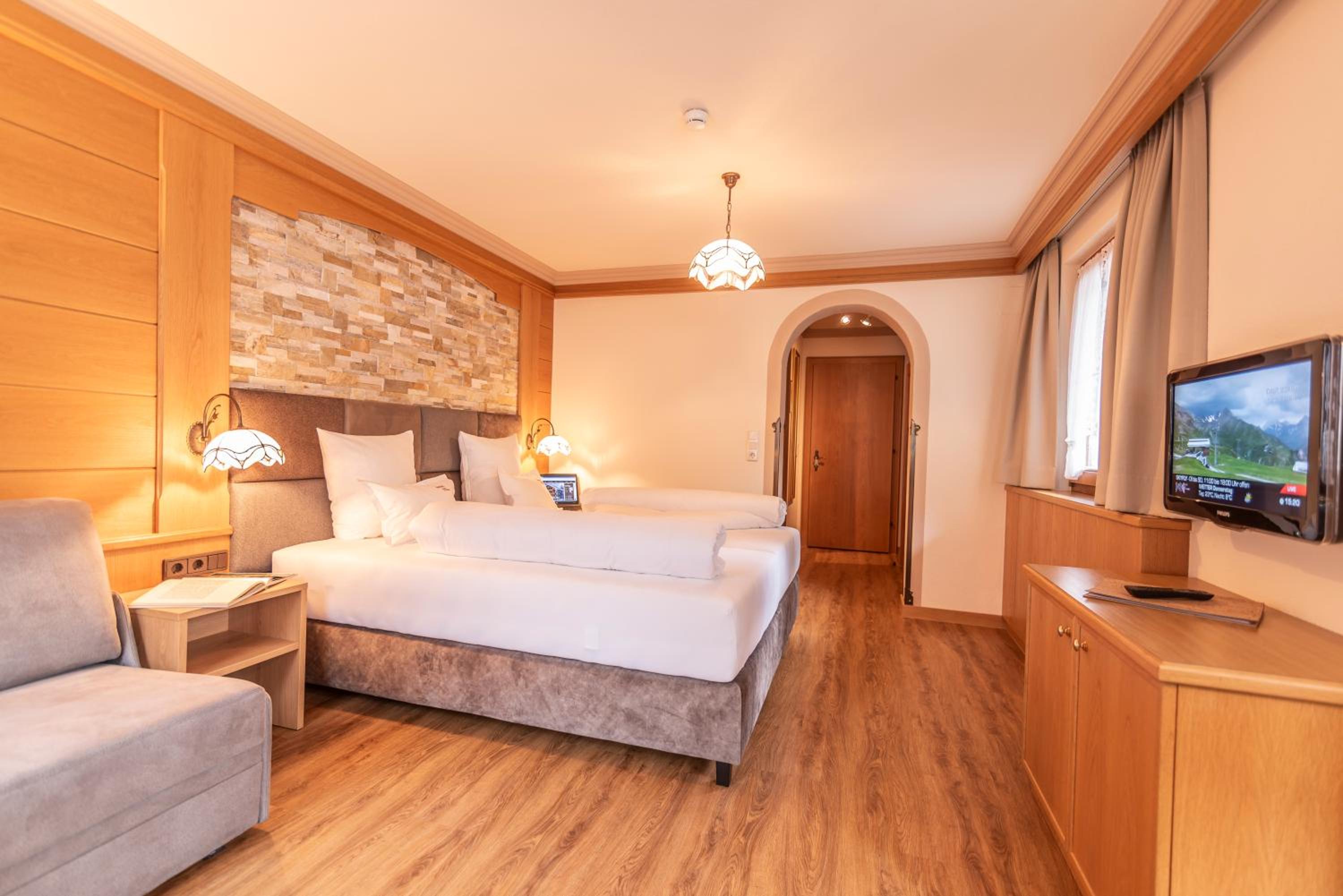 Double or Twin Room with Balcony photo 2