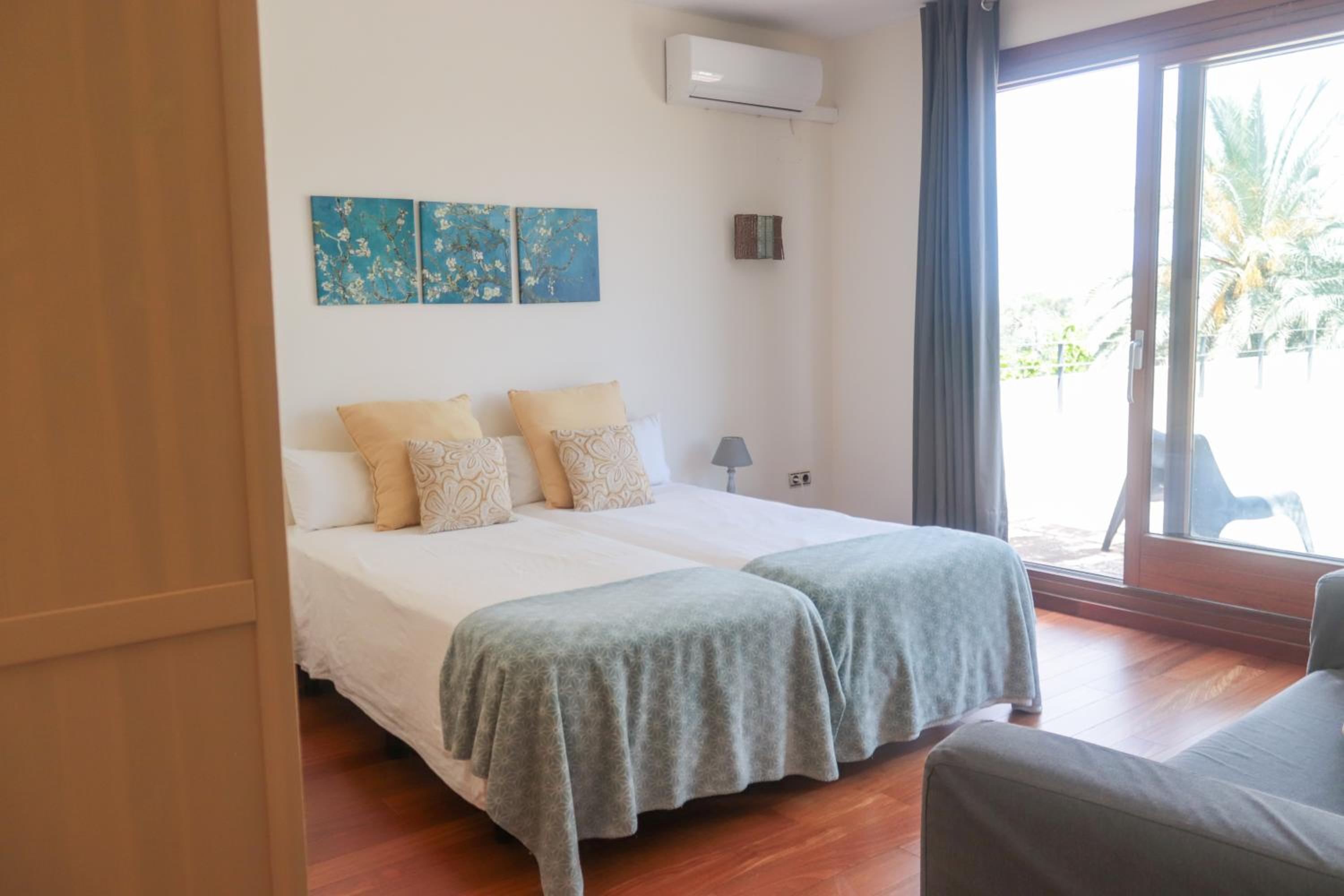 Six-Bedroom House - Photo 7