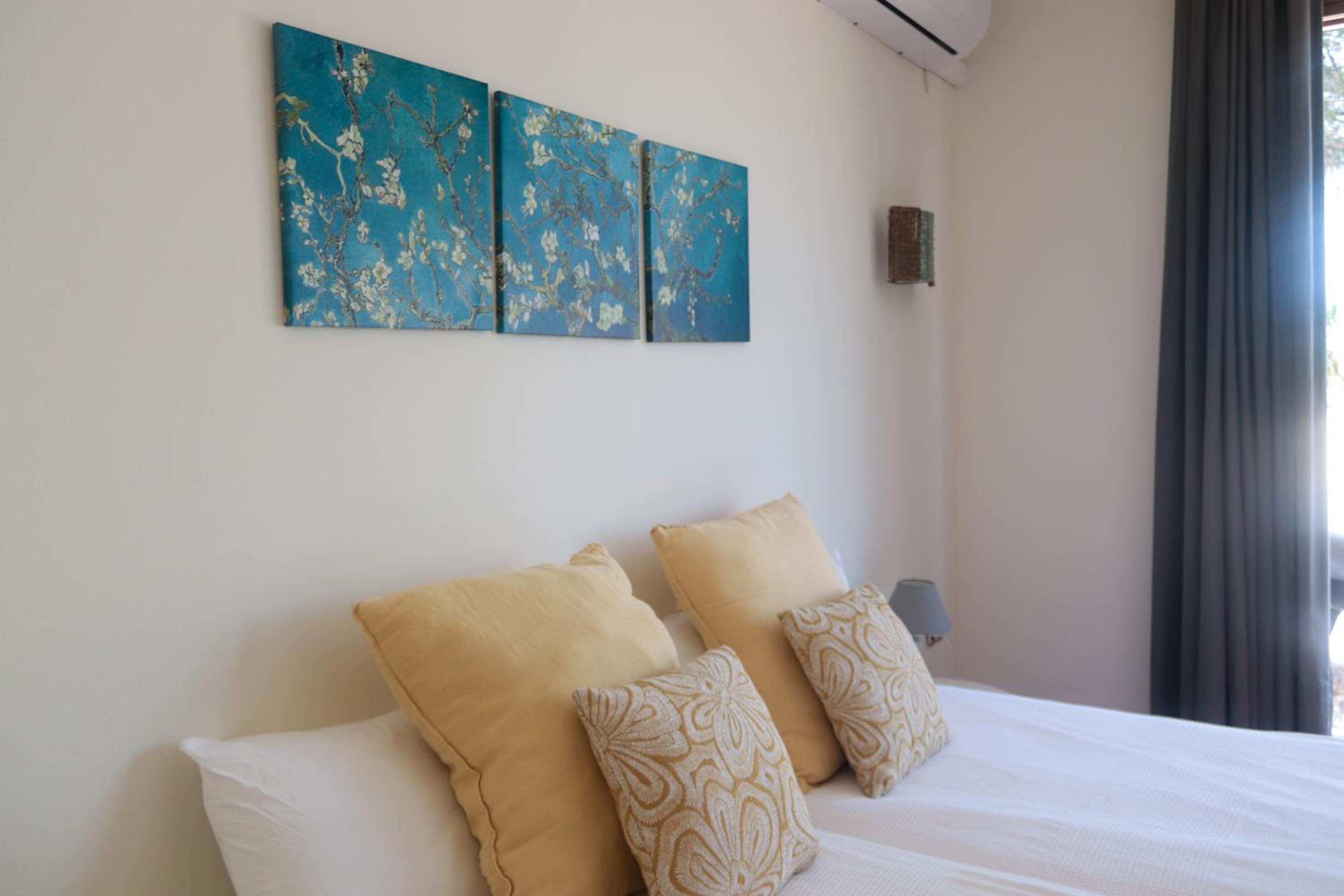 Six-Bedroom House - Photo 8