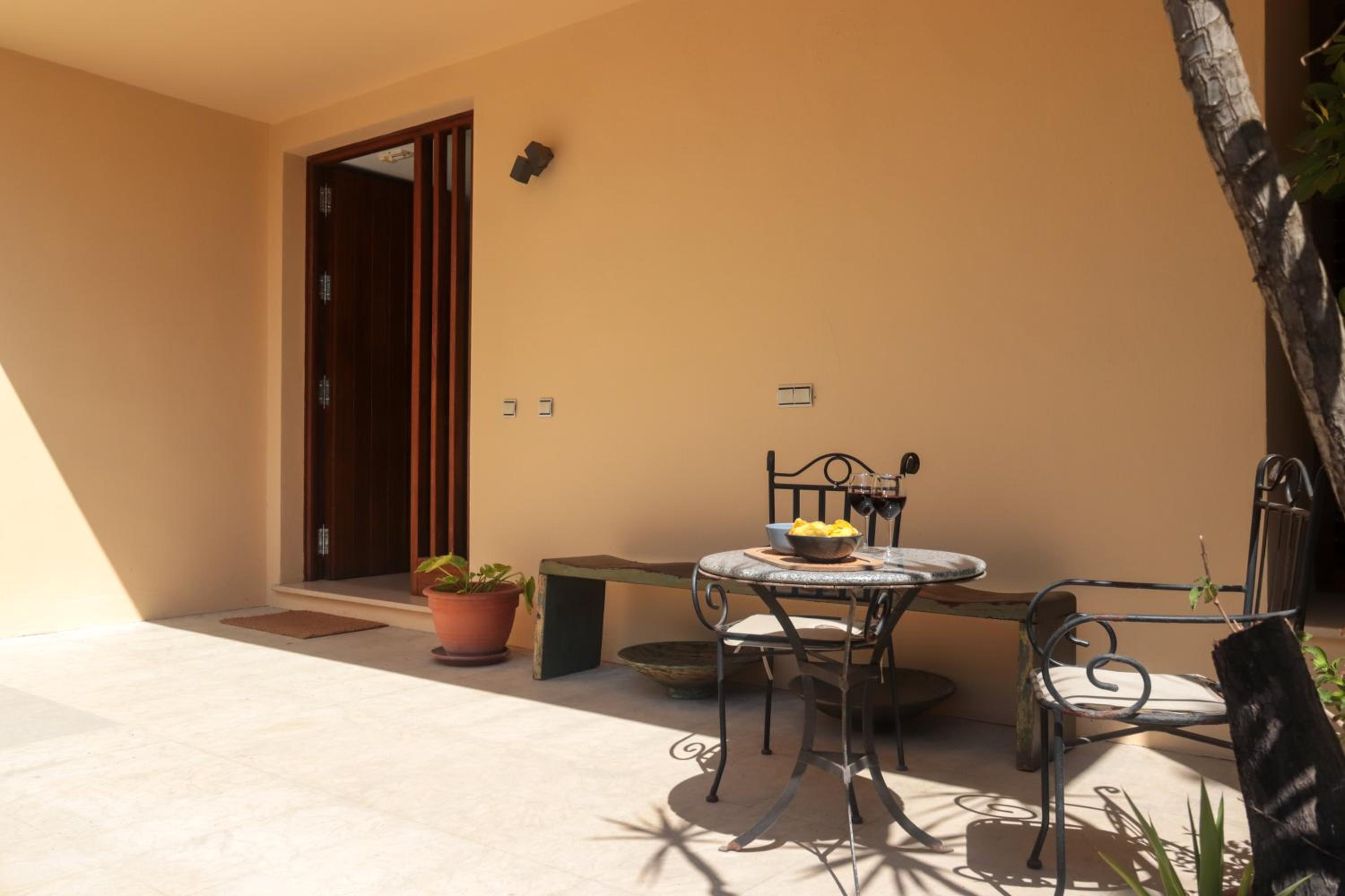 Six-Bedroom House - Photo 9