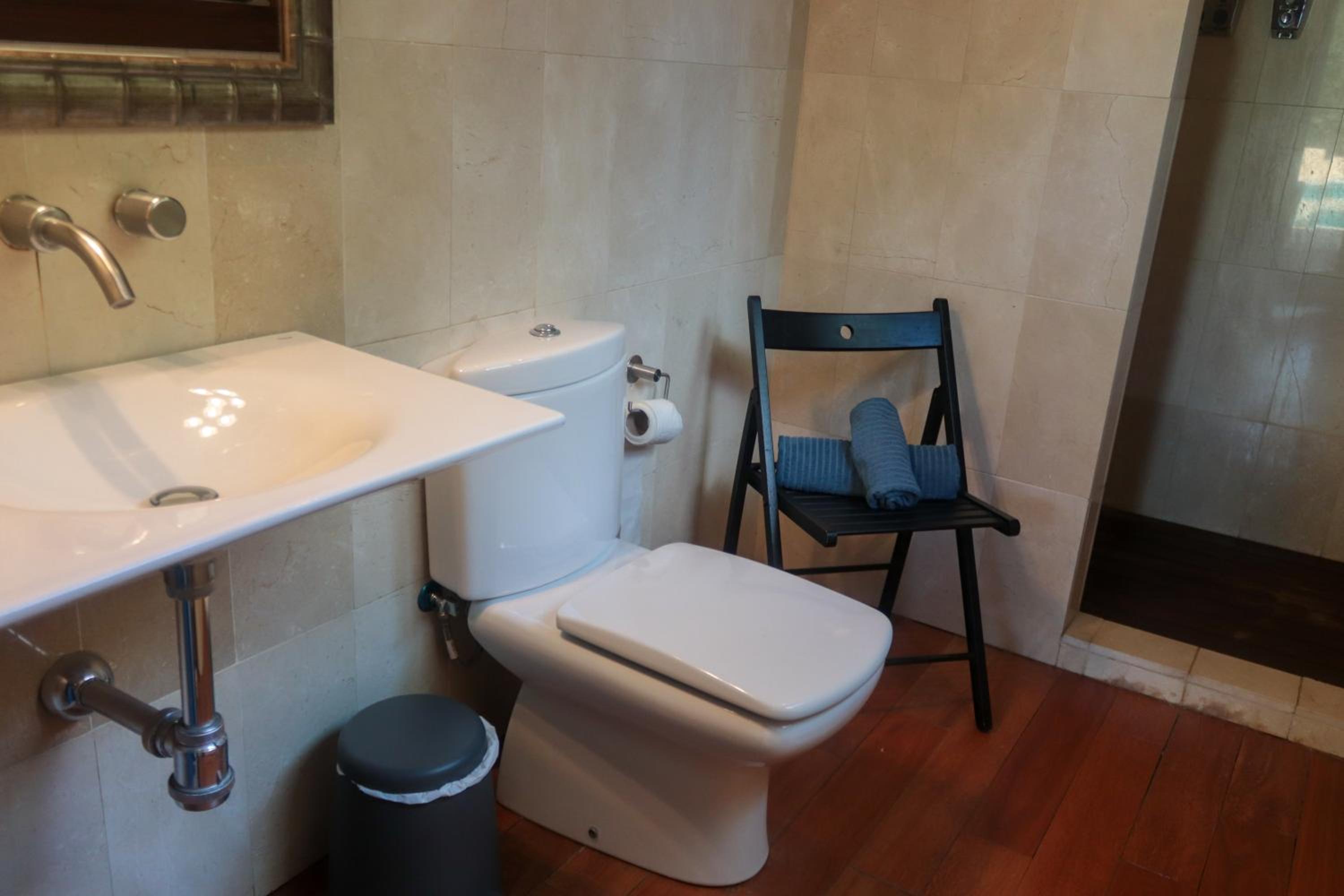 Six-Bedroom House - Photo 12