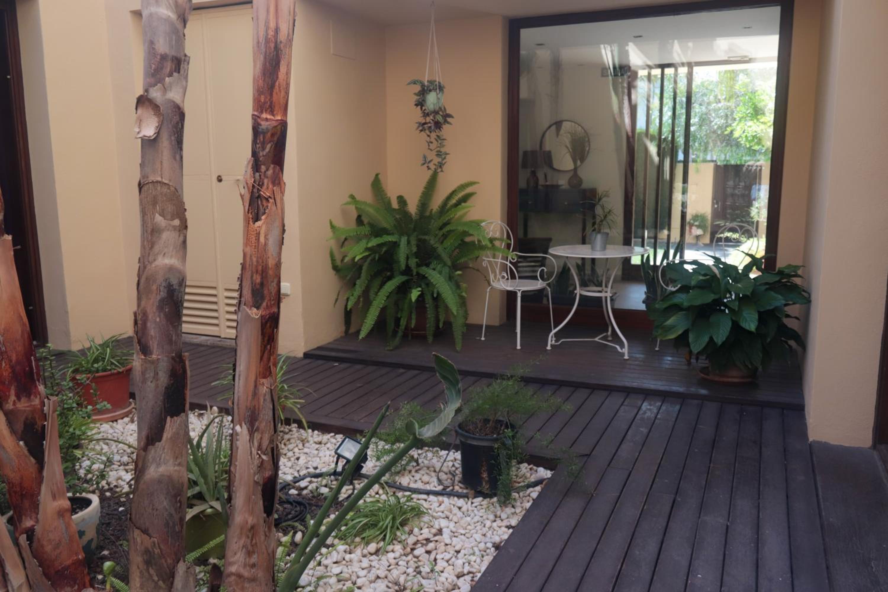 Six-Bedroom House - Photo 14