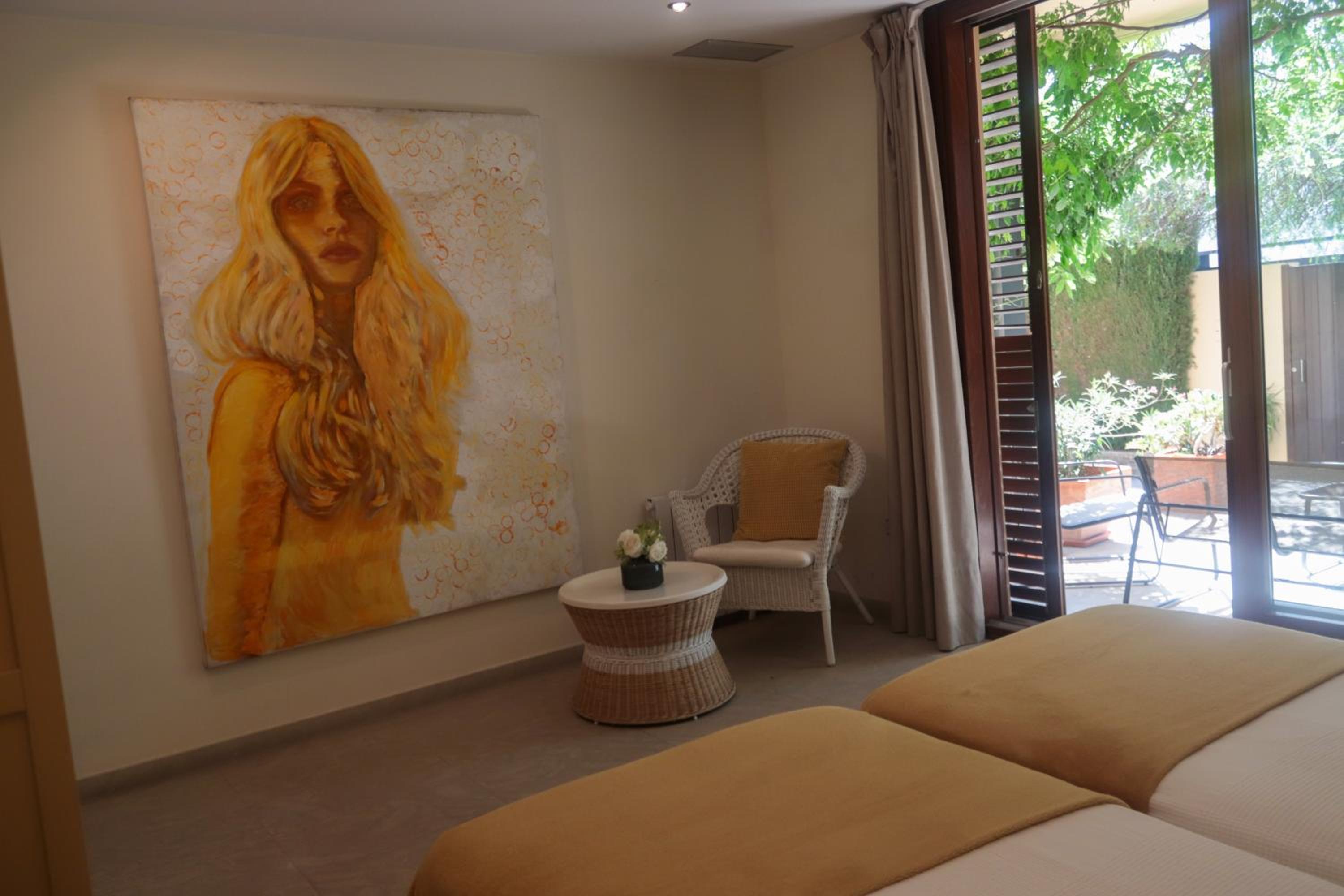 Six-Bedroom House - Photo 17