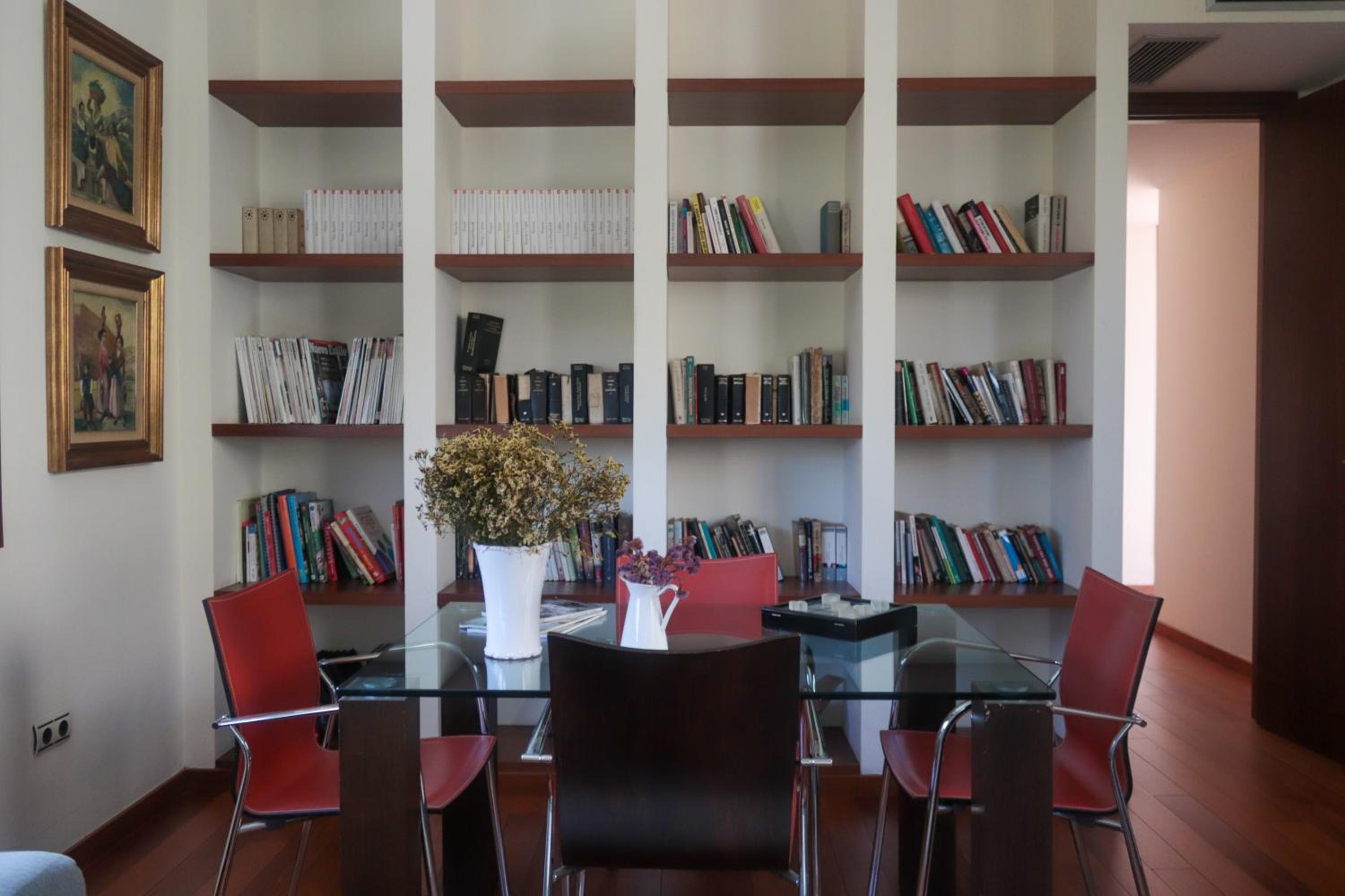 Six-Bedroom House - Photo 21