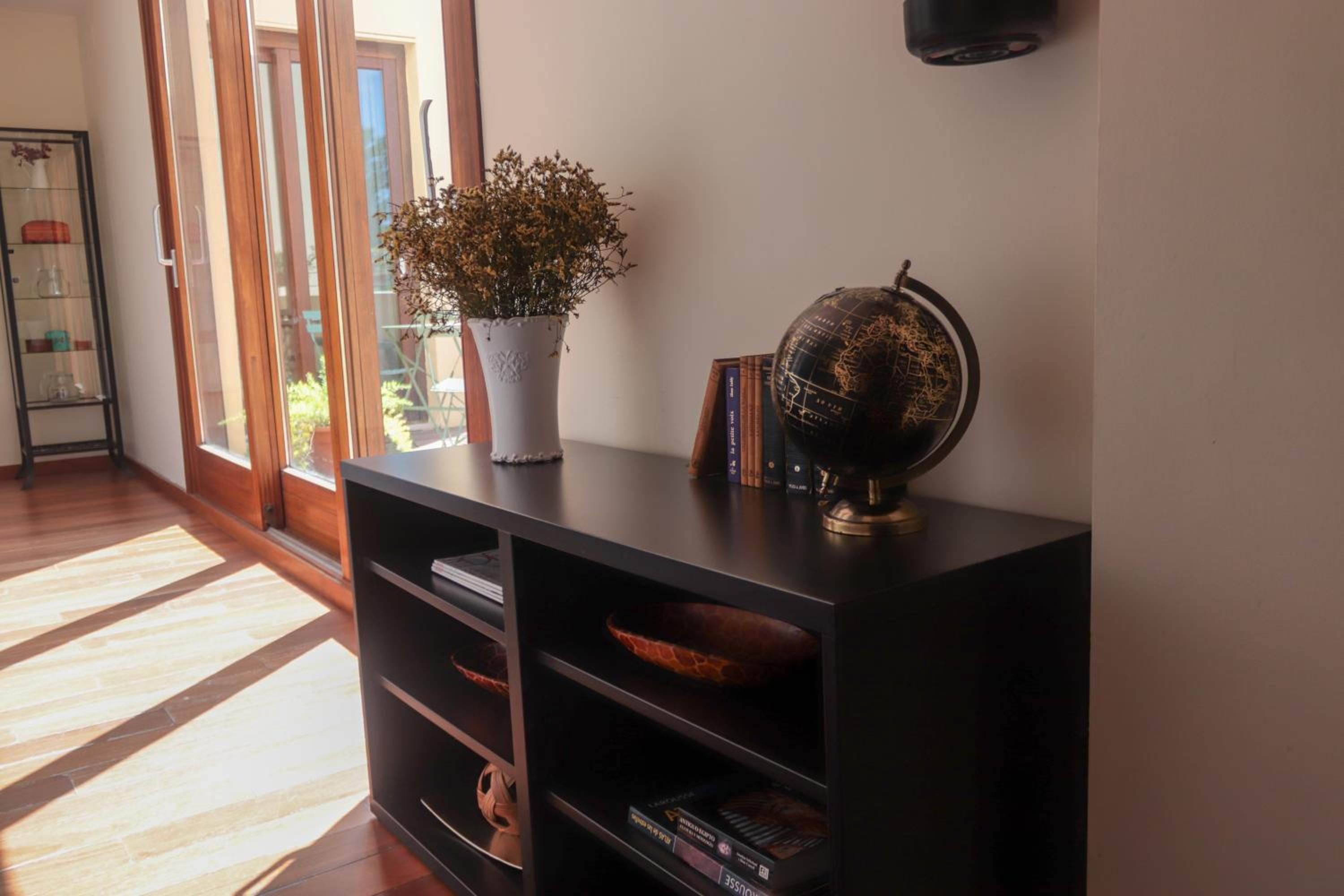 Six-Bedroom House - Photo 25