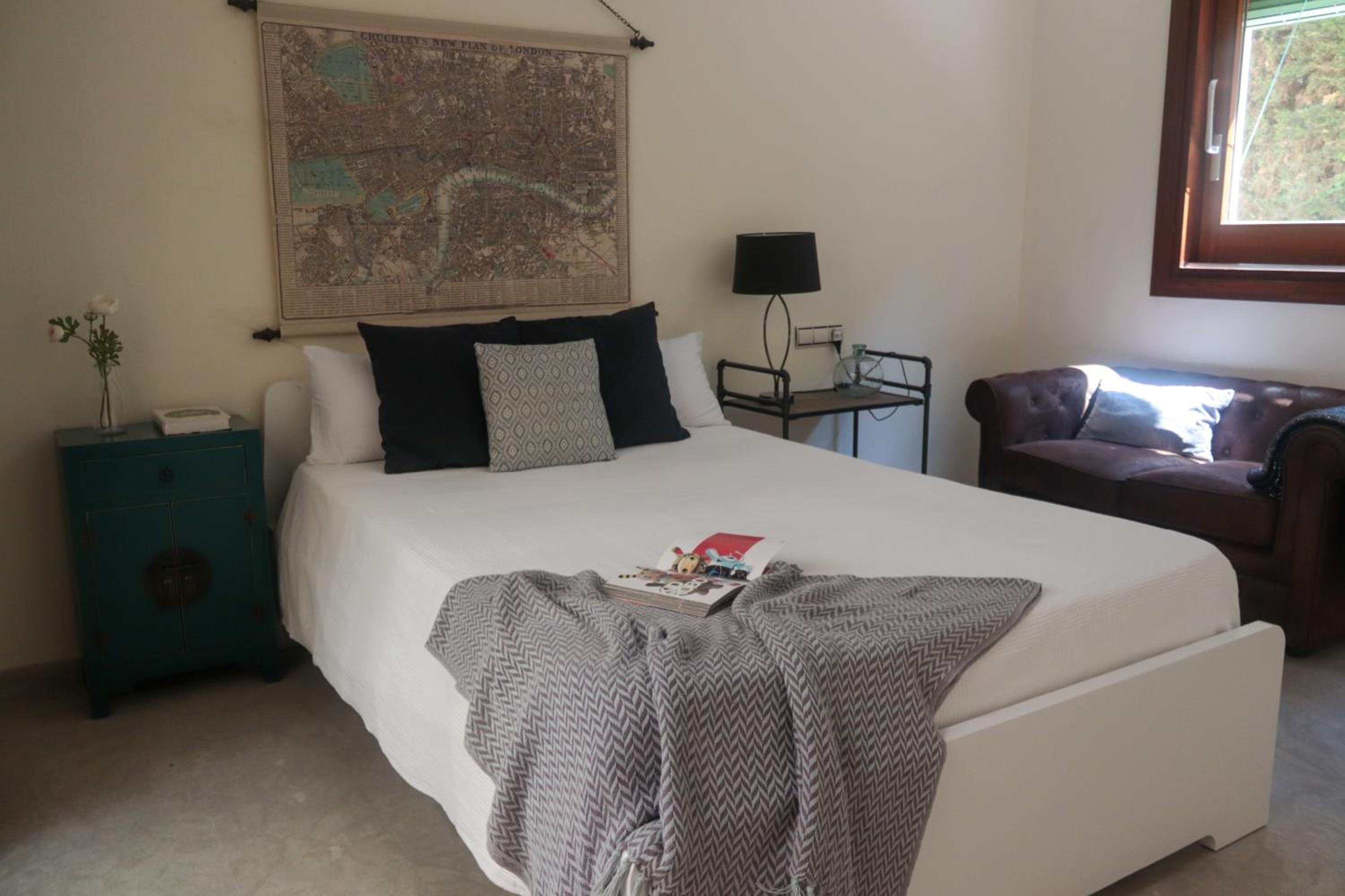 Six-Bedroom House - Photo 26