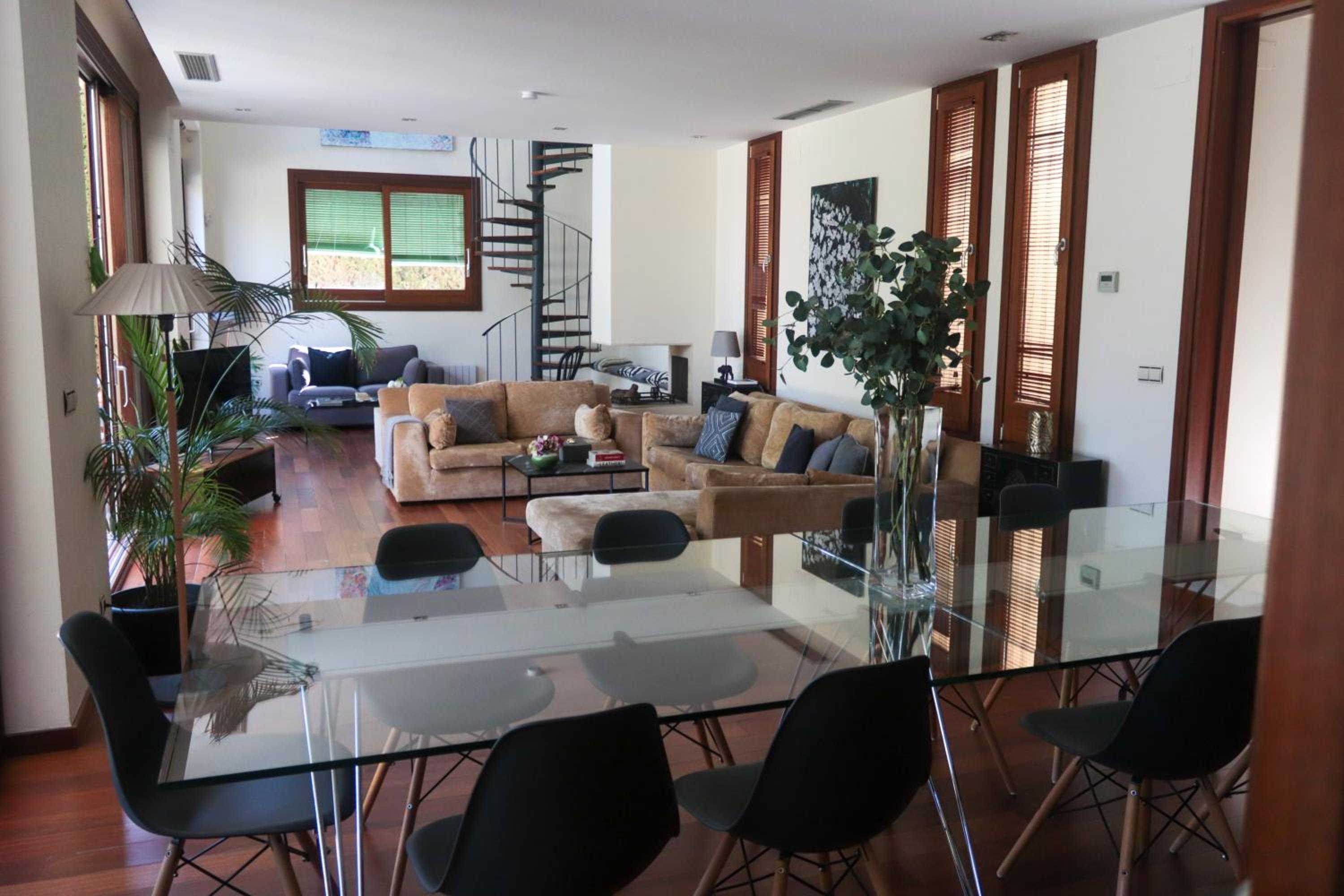 Six-Bedroom House - Photo 29