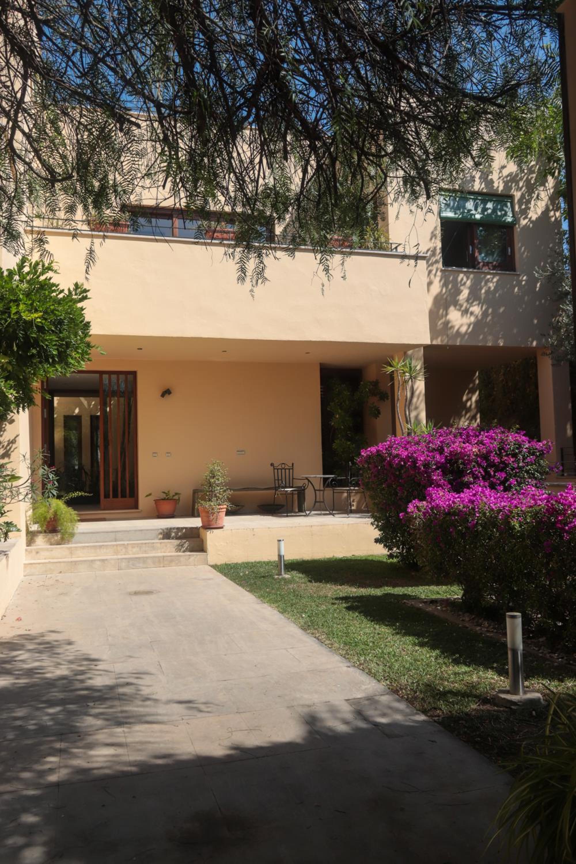 Six-Bedroom House - Photo 31