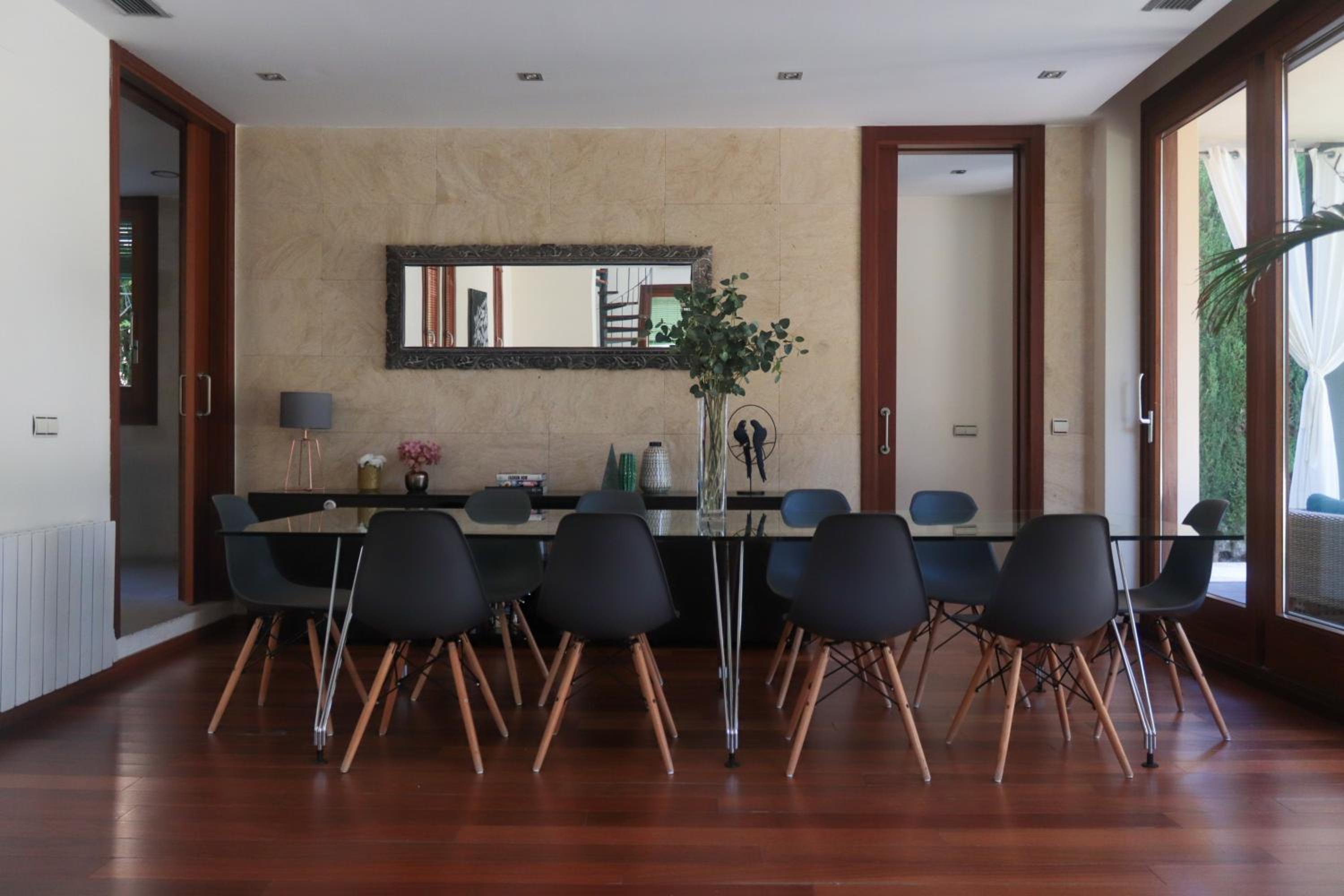 Six-Bedroom House - Photo 39