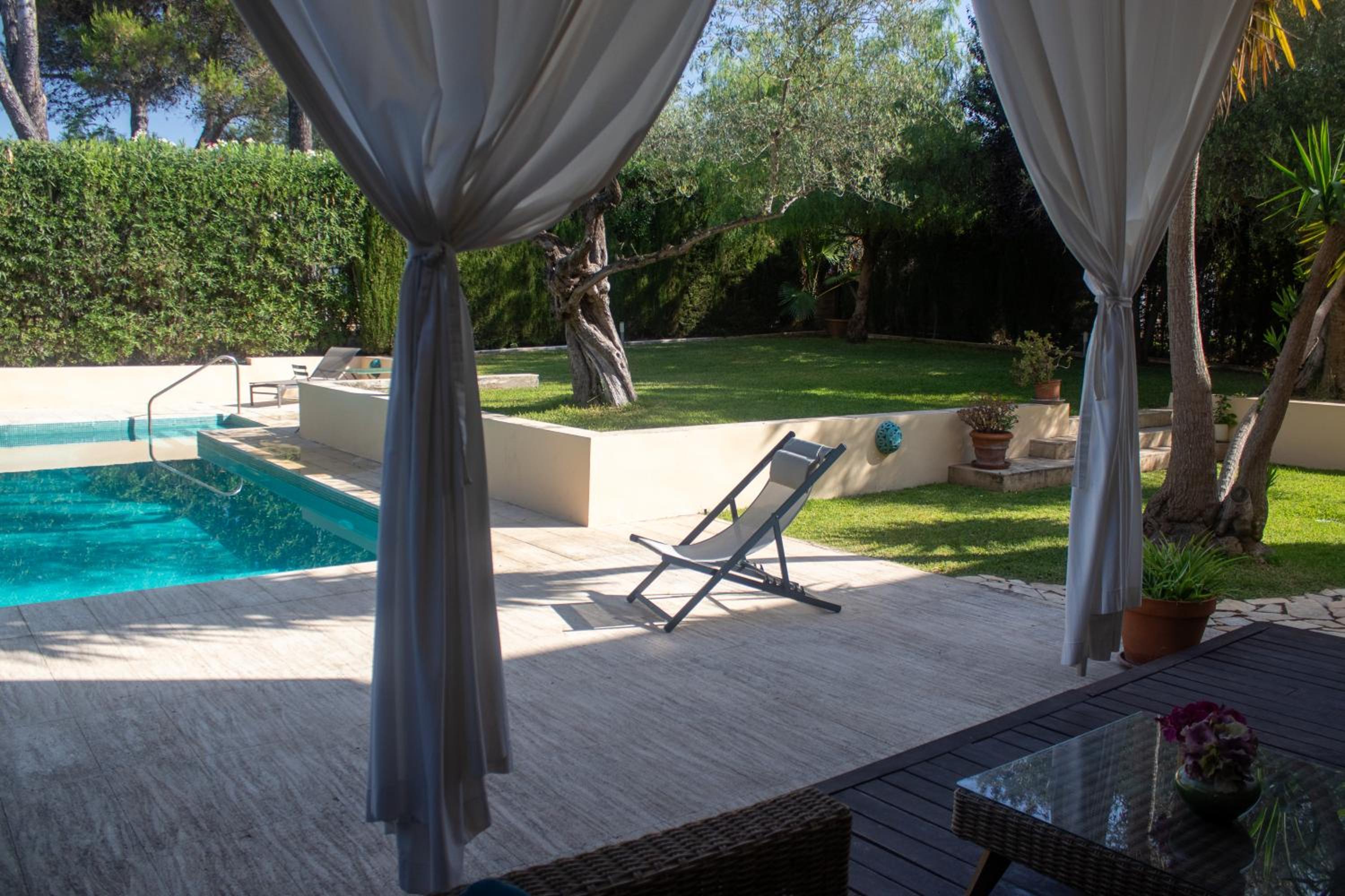 Six-Bedroom House - Photo 47