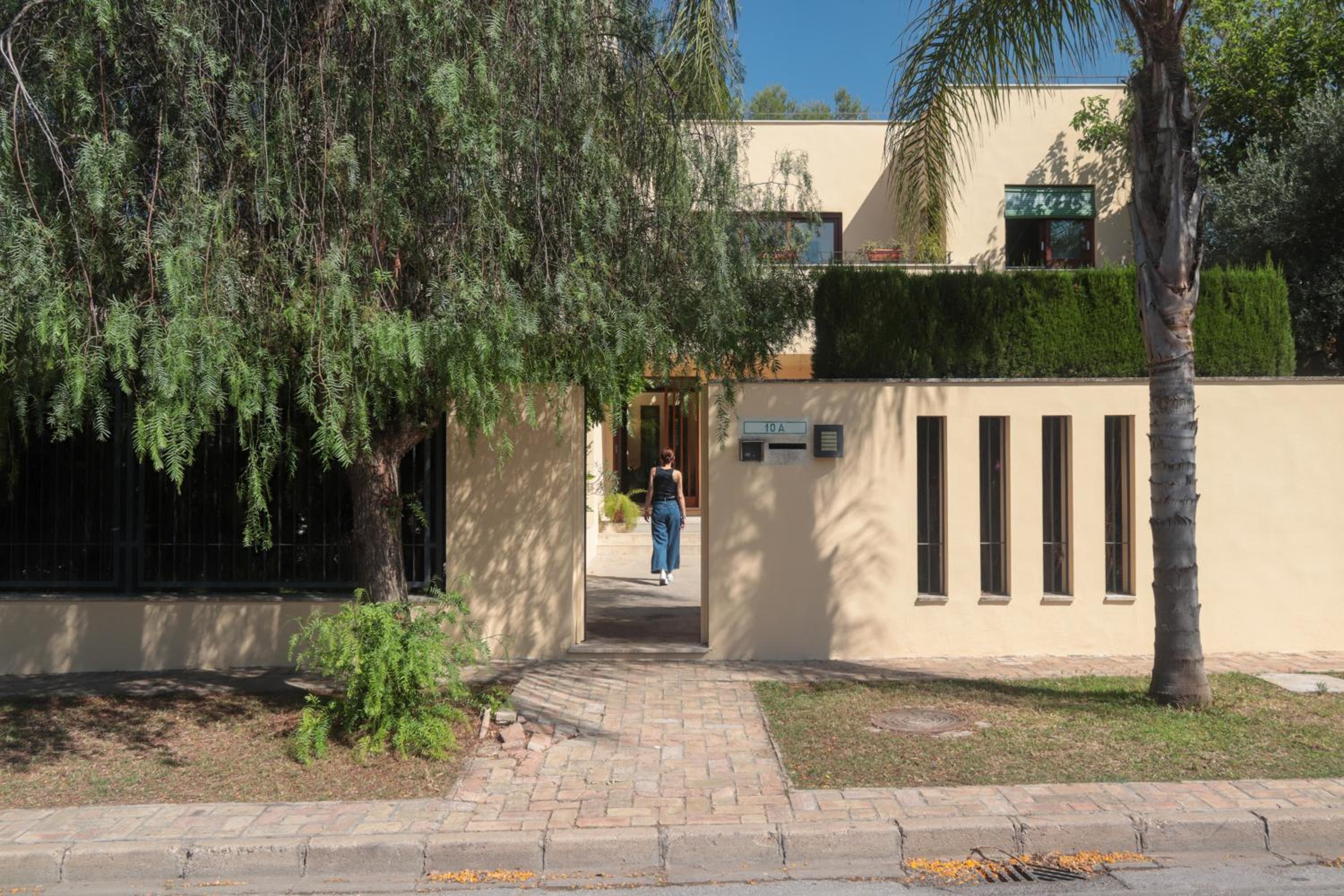 Six-Bedroom House - Photo 51
