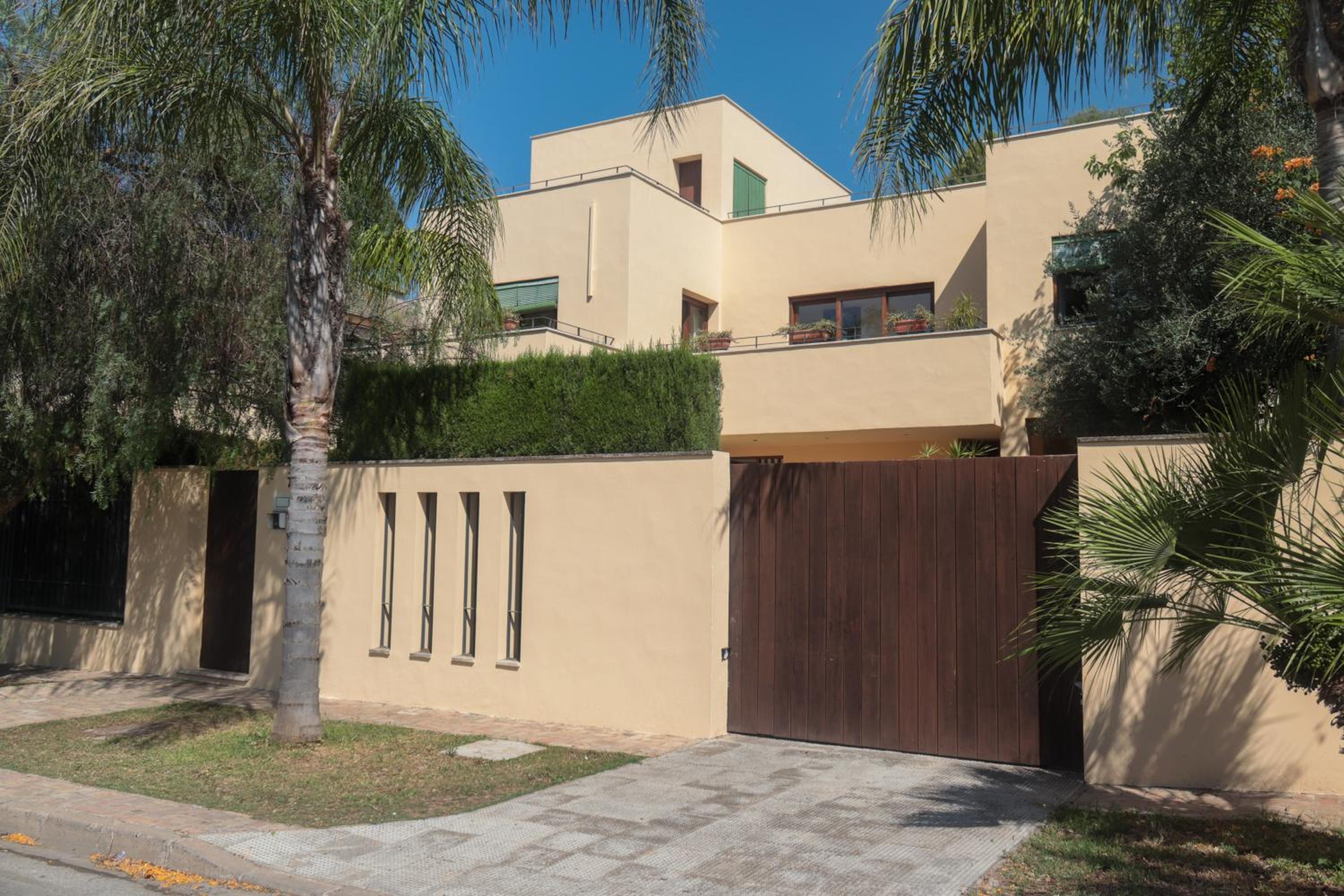 Six-Bedroom House - Photo 52