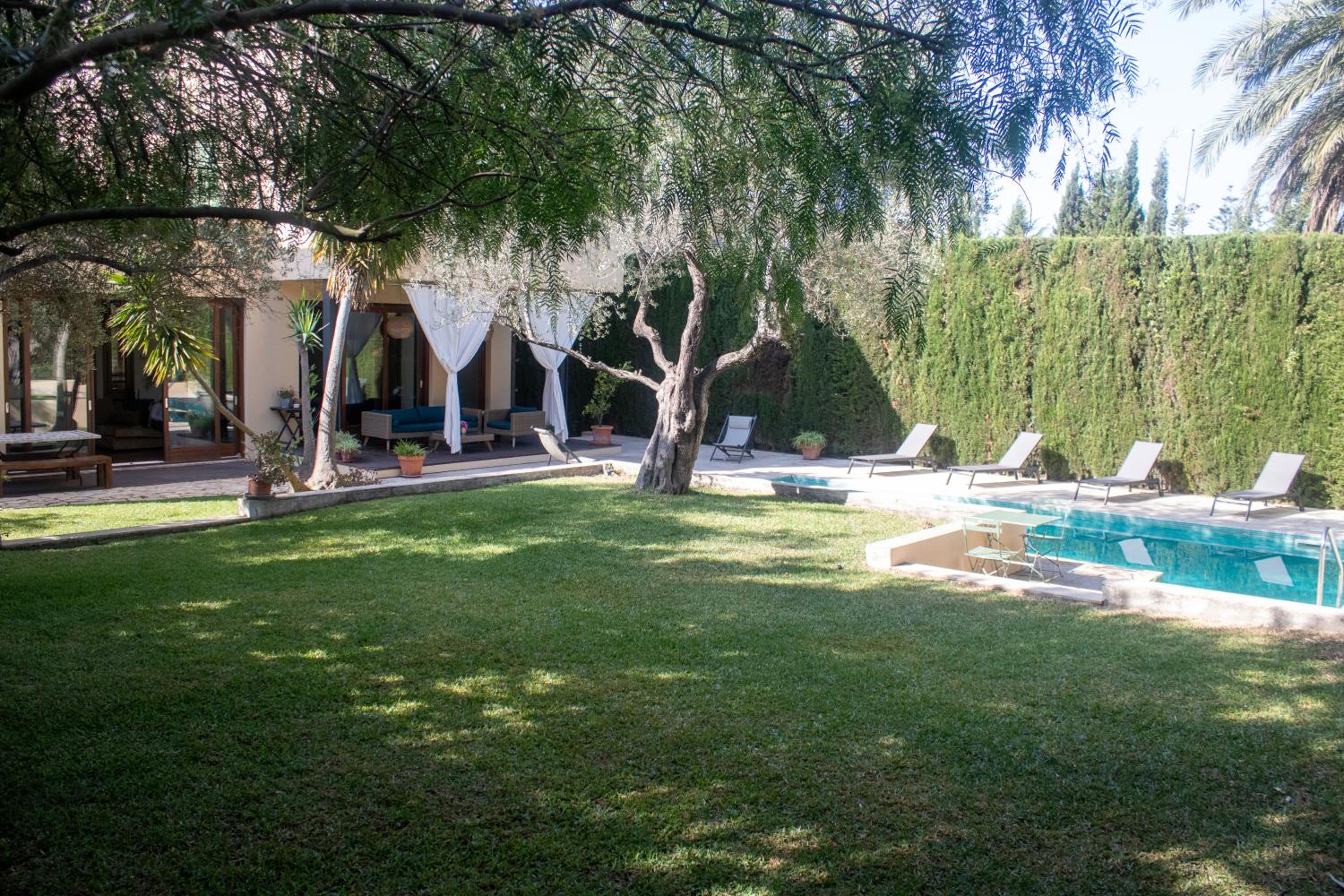Six-Bedroom House - Photo 58
