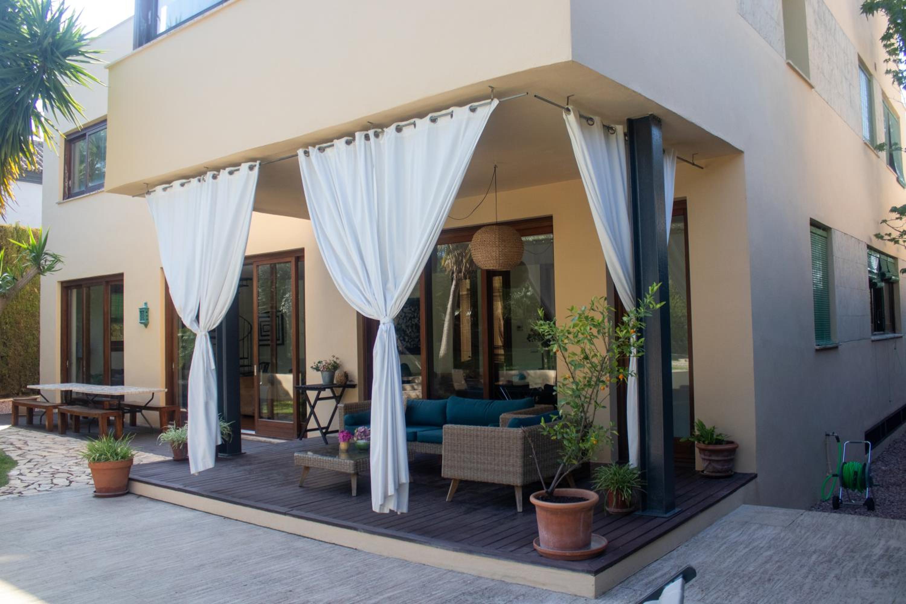 Six-Bedroom House - Photo 60