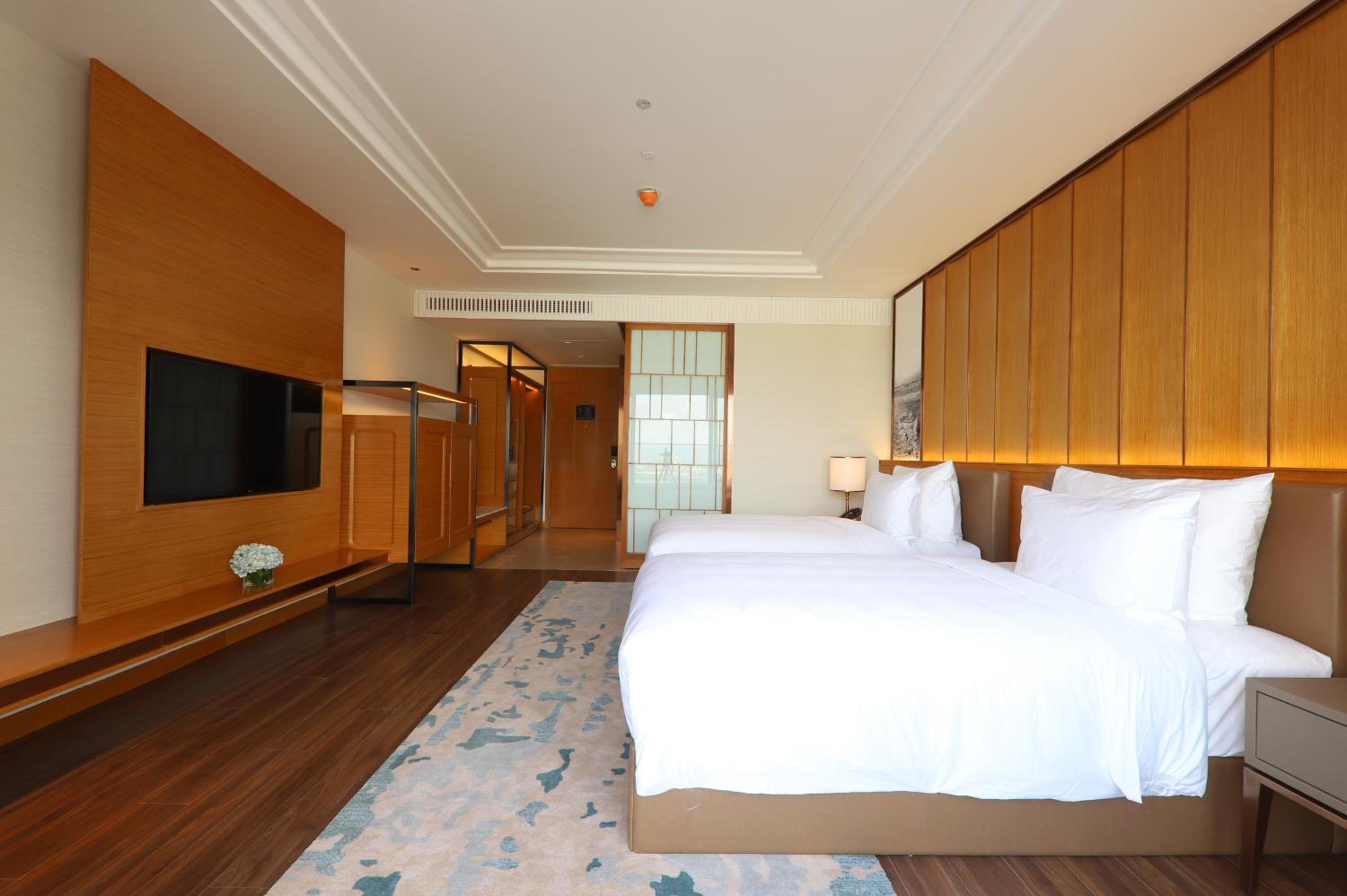 ​Premium Bayview Twin Room - Photo 1