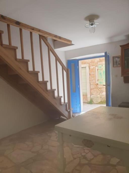 Five-Bedroom House photo 1