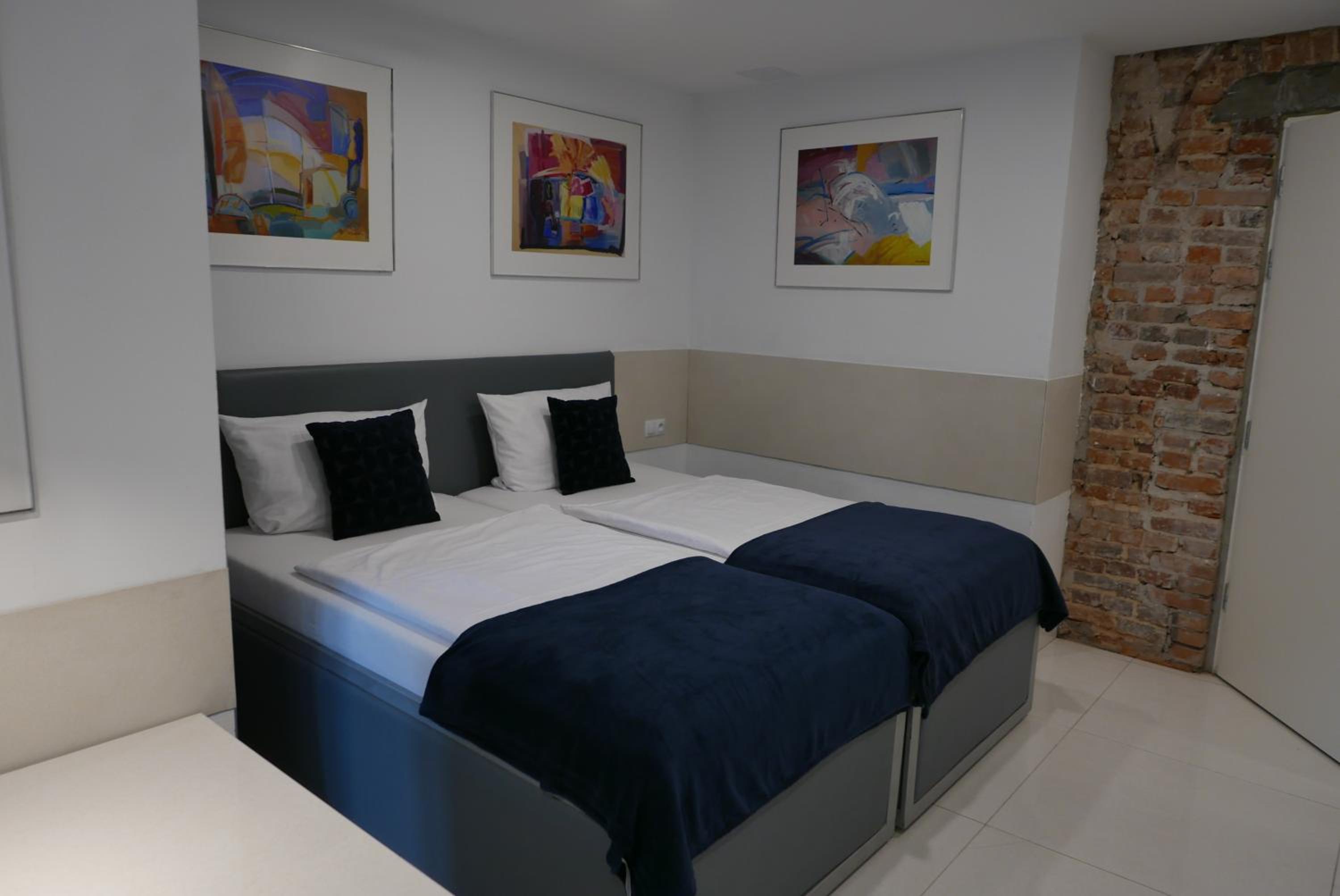 Twin Room with Private Bathroom photo 2