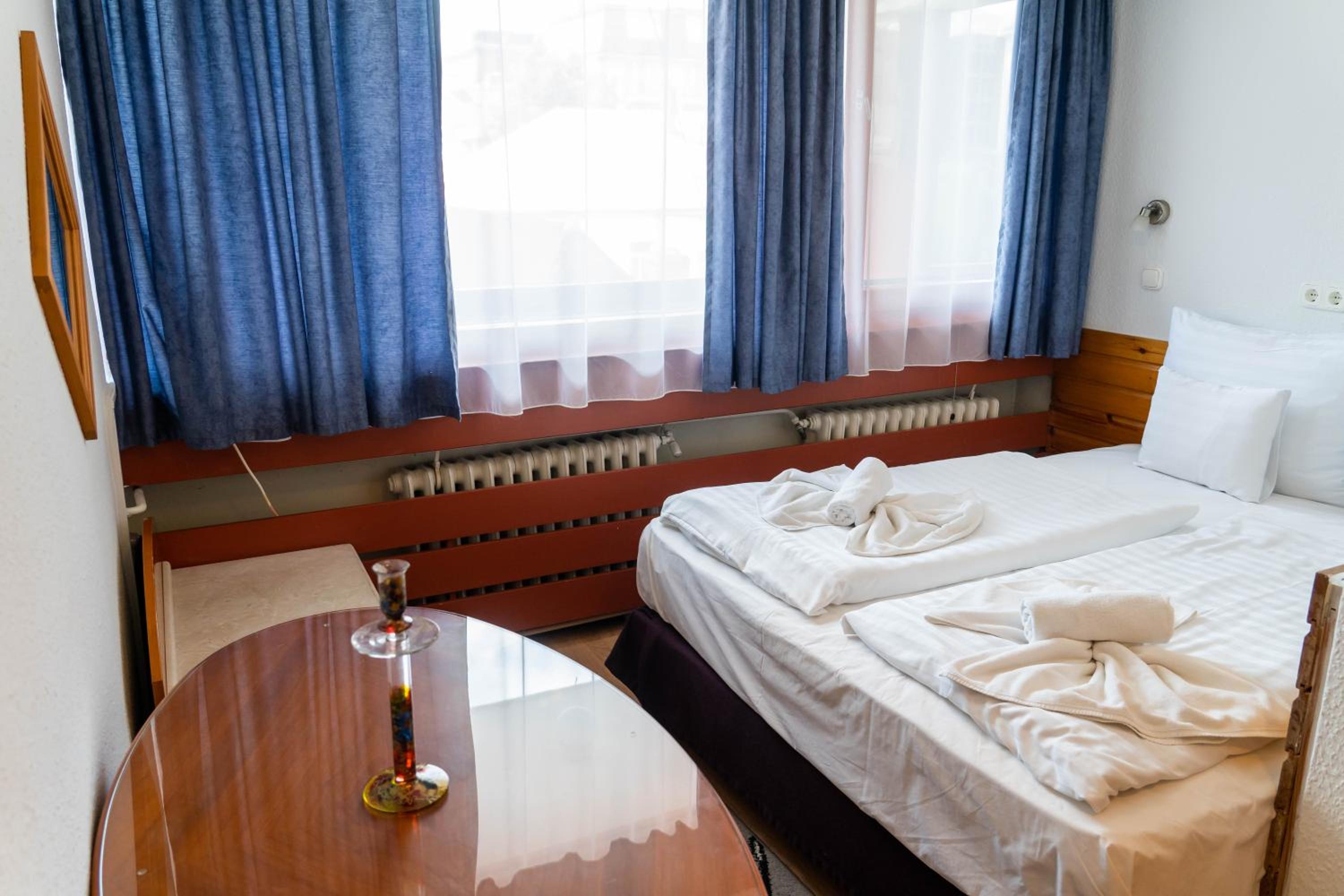 One-Bedroom Apartment - Photo 2