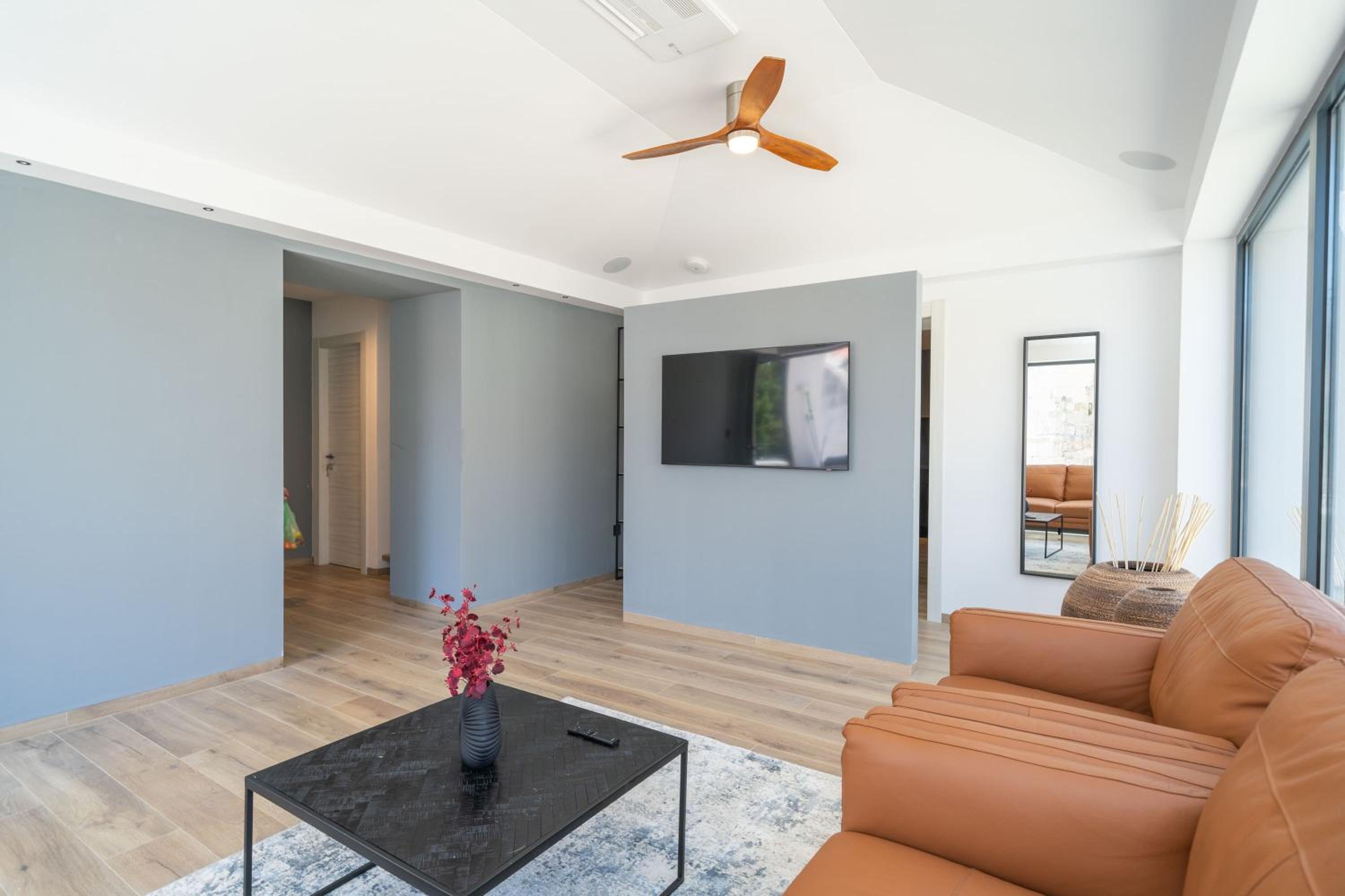 Premium One Bedroom Apartment with Sea View photo 3