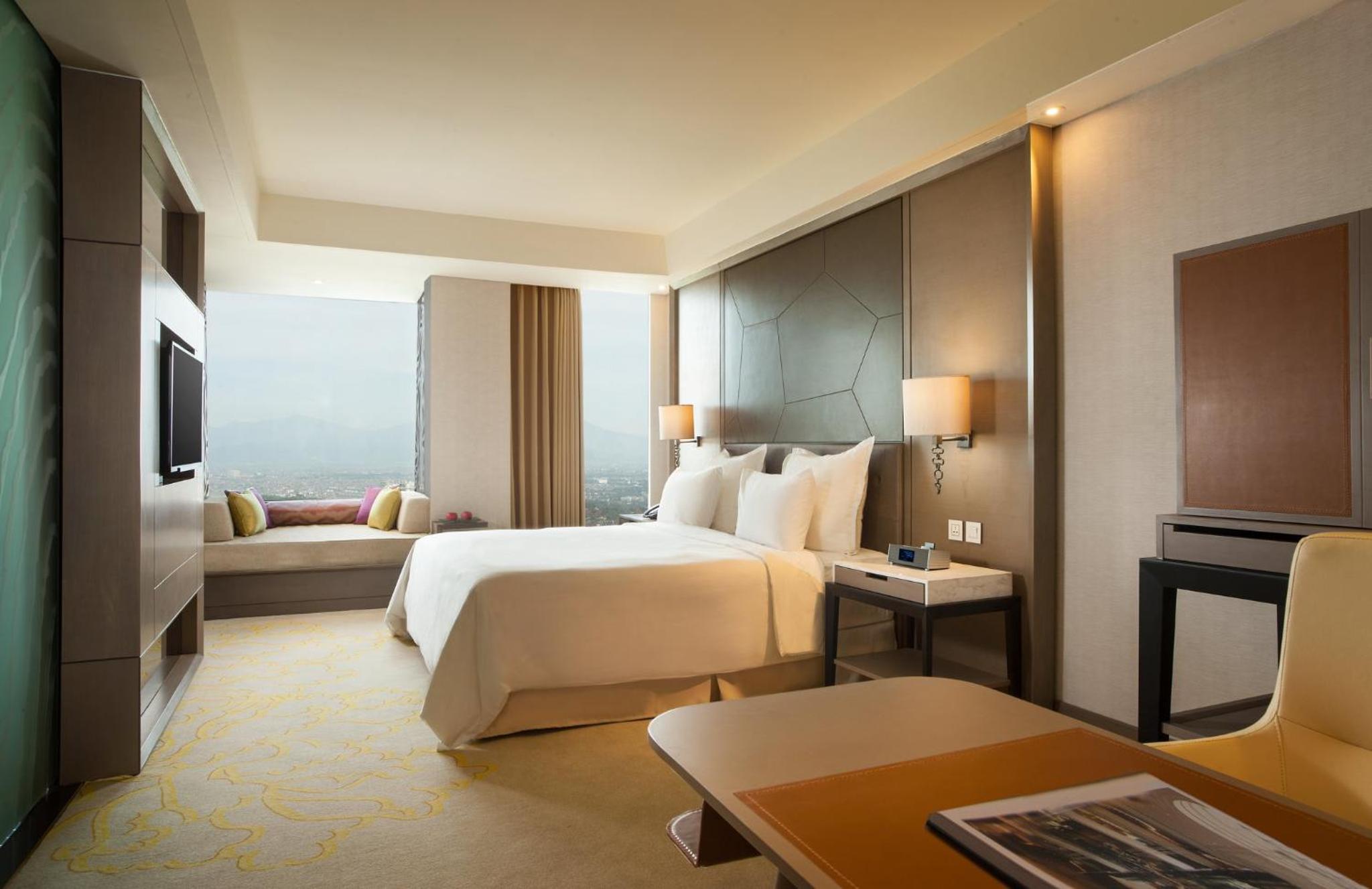 Premium King Room - Club Lounge Access thumbnail 6