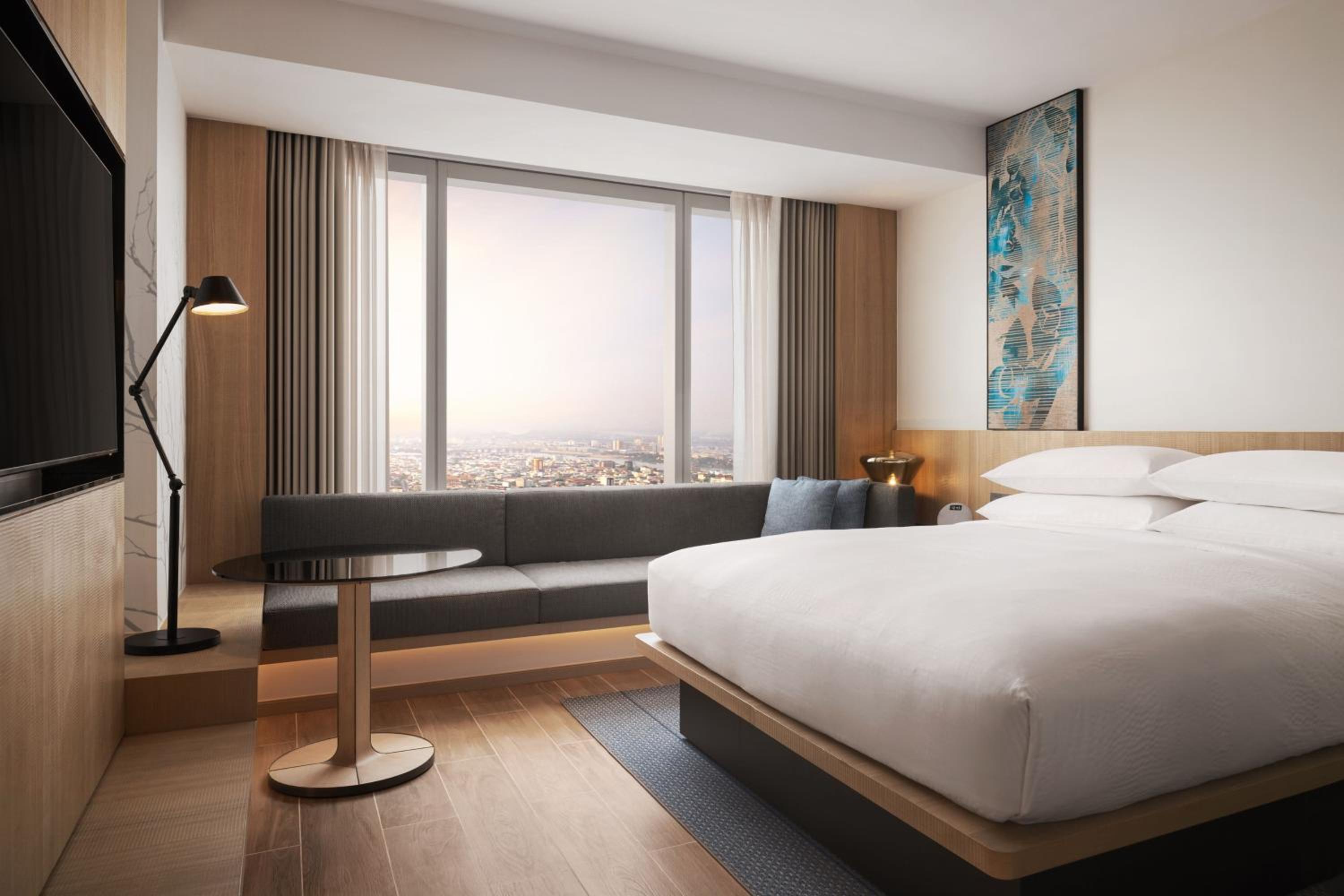 Deluxe King Room - Photo 7